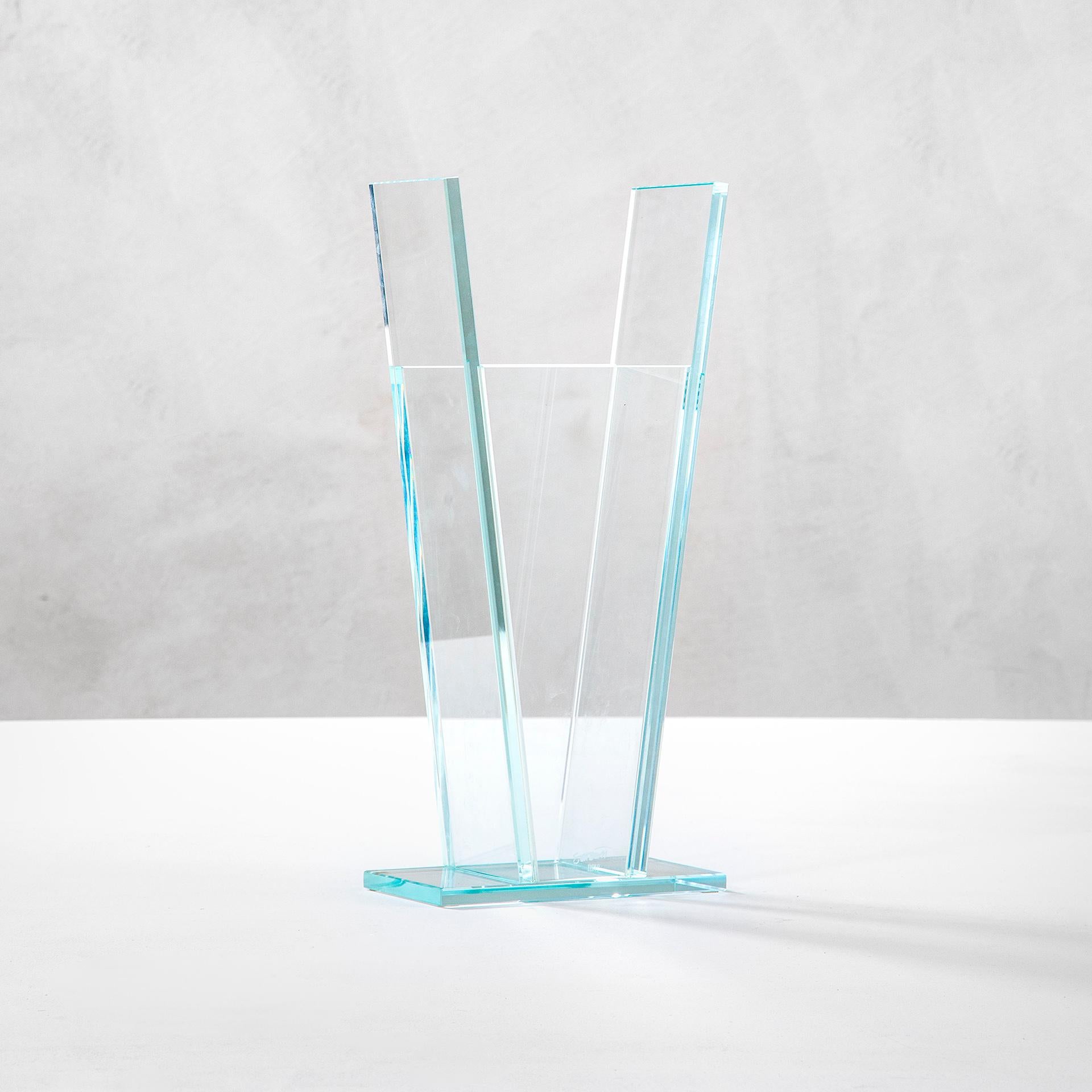 Schöne Vase oder Tafelaufsatz, die Anfang 2000 von dem großen italienischen Designer Ettore Sottsass für RSVP entworfen wurde. Der Mittelteil ist vollständig aus farbigem Glas, 10 mm dick.
Es gibt das Vorhandensein der Unterschrift des Autors, wie