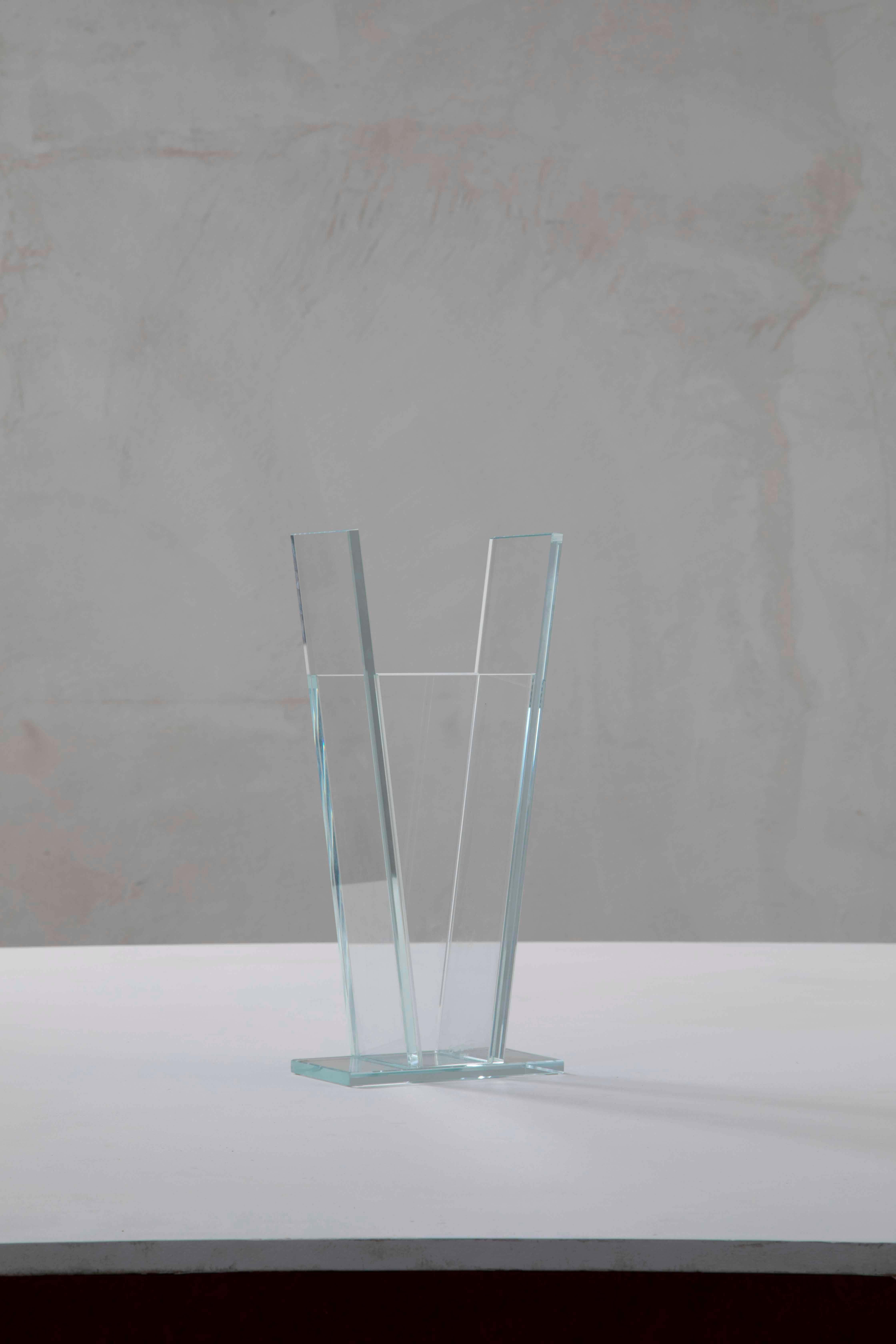 20. Jahrhundert Ettore Sottsass RSVP Vase Mod. Azzurro Extrachiaro aus farbigem Glas im Angebot 3