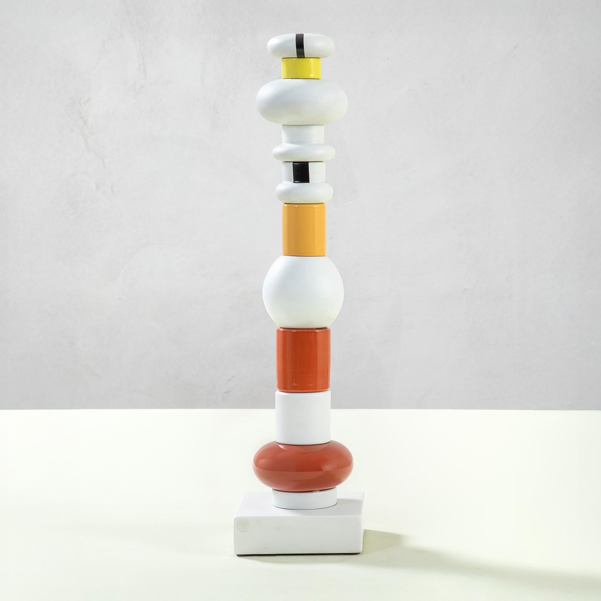 Ettore Sottsass a grandi à Turin et a obtenu son diplôme d'architecte à l'École polytechnique de Turin en 1939. En 1947, il fonde son propre studio à Milan. En 1956, Sottsass s'installe à New York où il commence à travailler dans le studio du