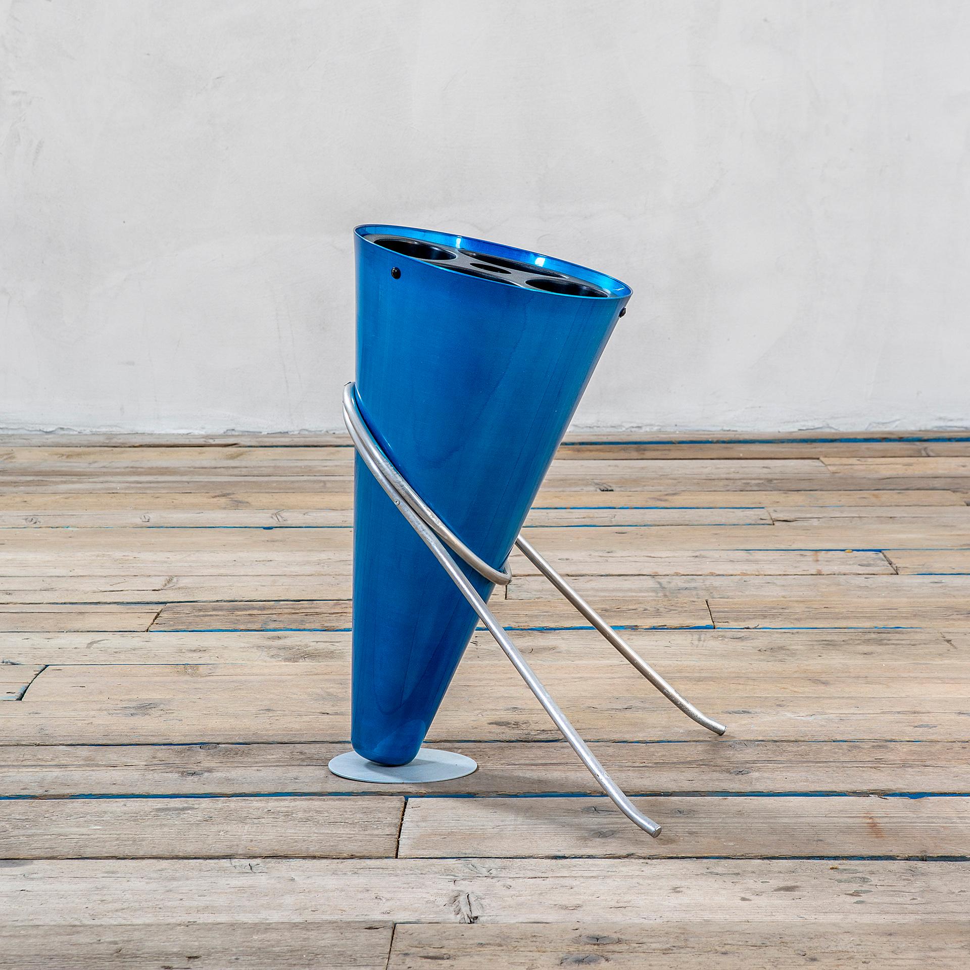 Umbrella standing designed by the master of Italian Design Ettore Sottsass, for the manufacturer Rinnovel in '70s. For Rinnovel, Sottsass designed different pieces, but this item is one of the most representative. The Umbrella Stand is in blue