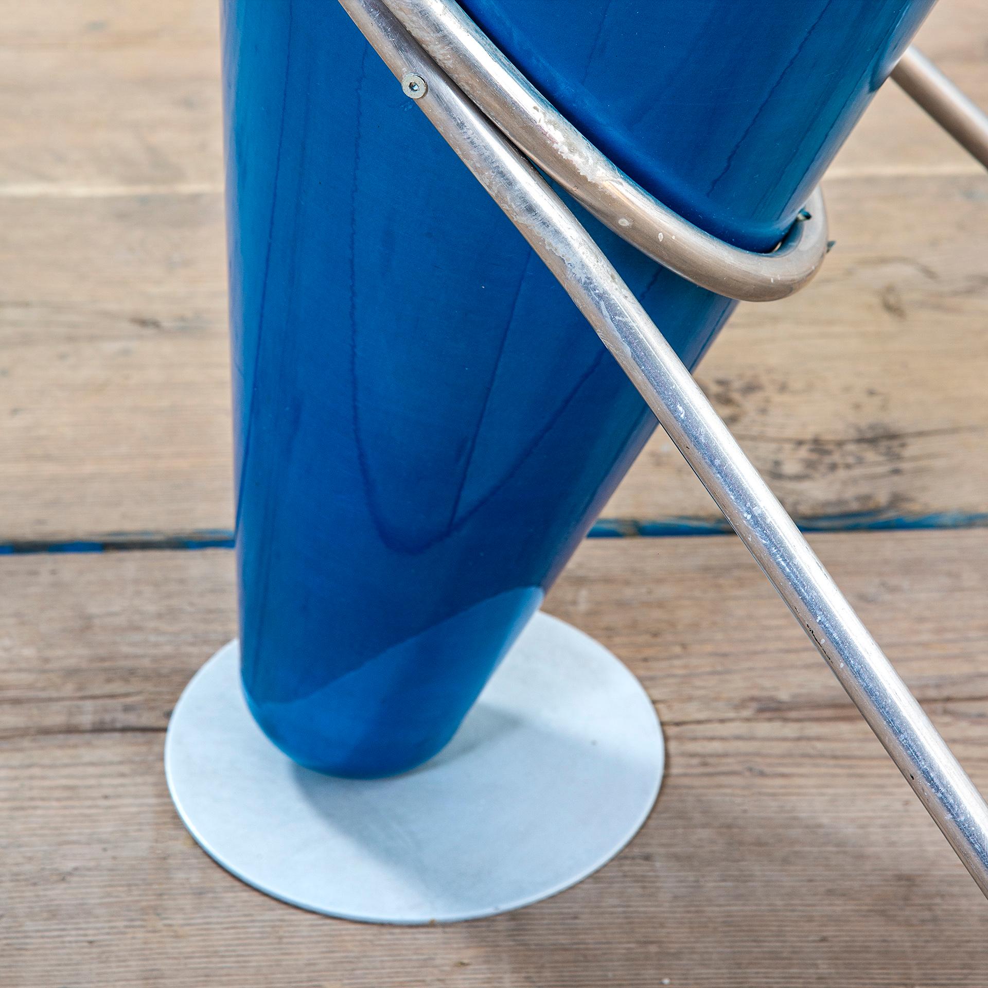 italien 20e siècle Ettore Sottsass Umbrella Standing Blue Aluminium for Rinnovel '70 en vente