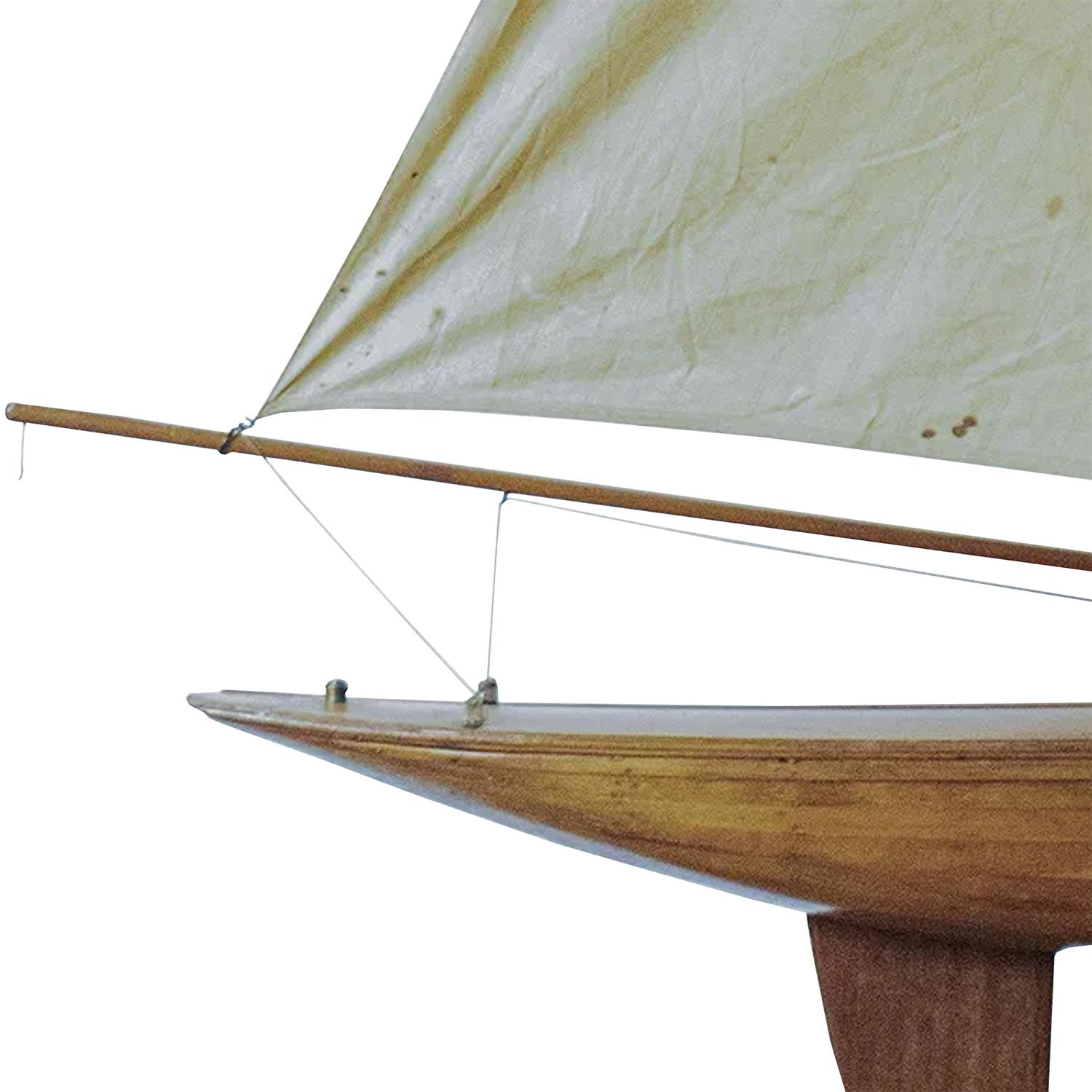 20th Century European Art Deco Pinewood Pond Yacht - Antique Sailboat Model Art Decó en venta