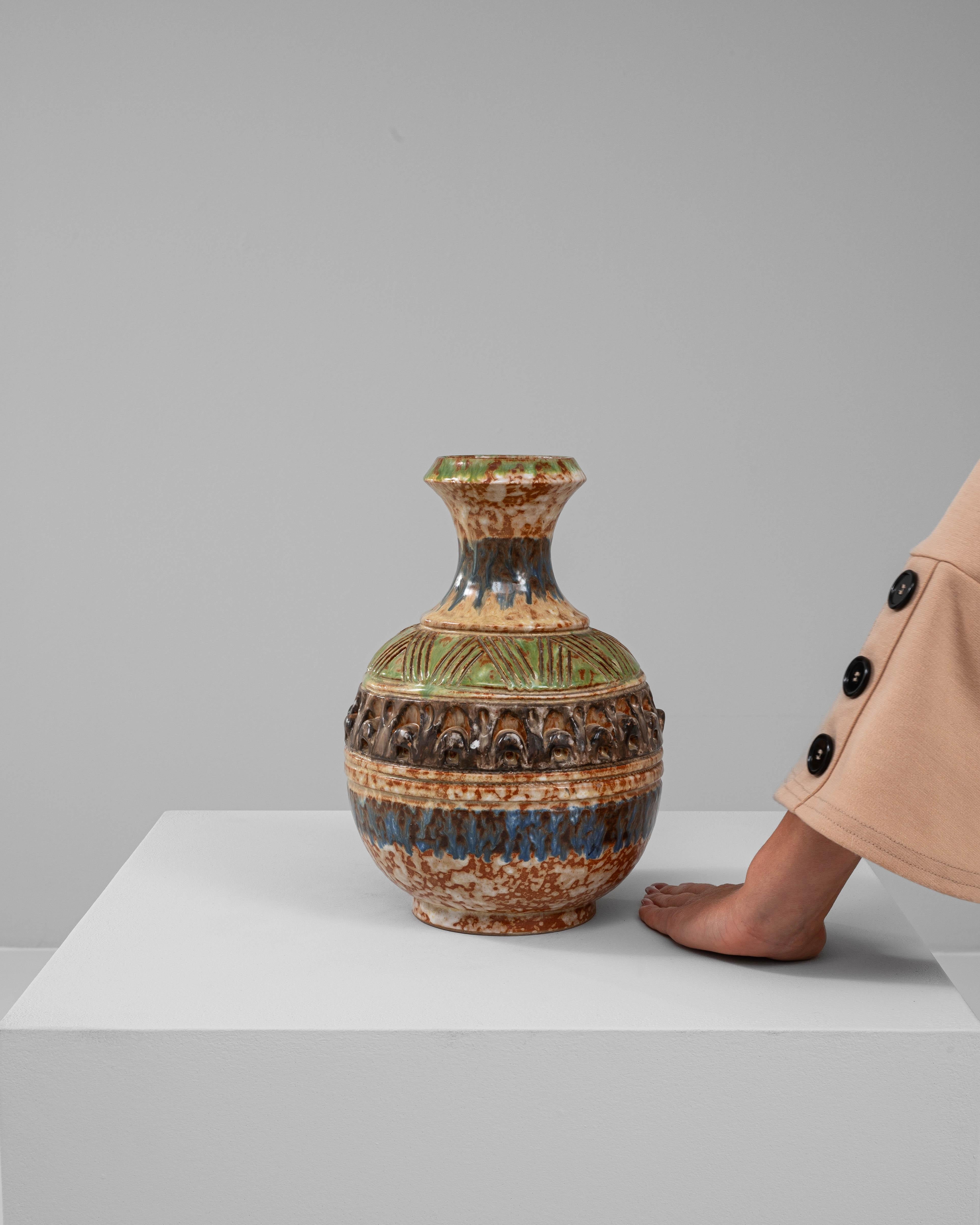 XX secolo 20th Century European Ceramic Vase in vendita
