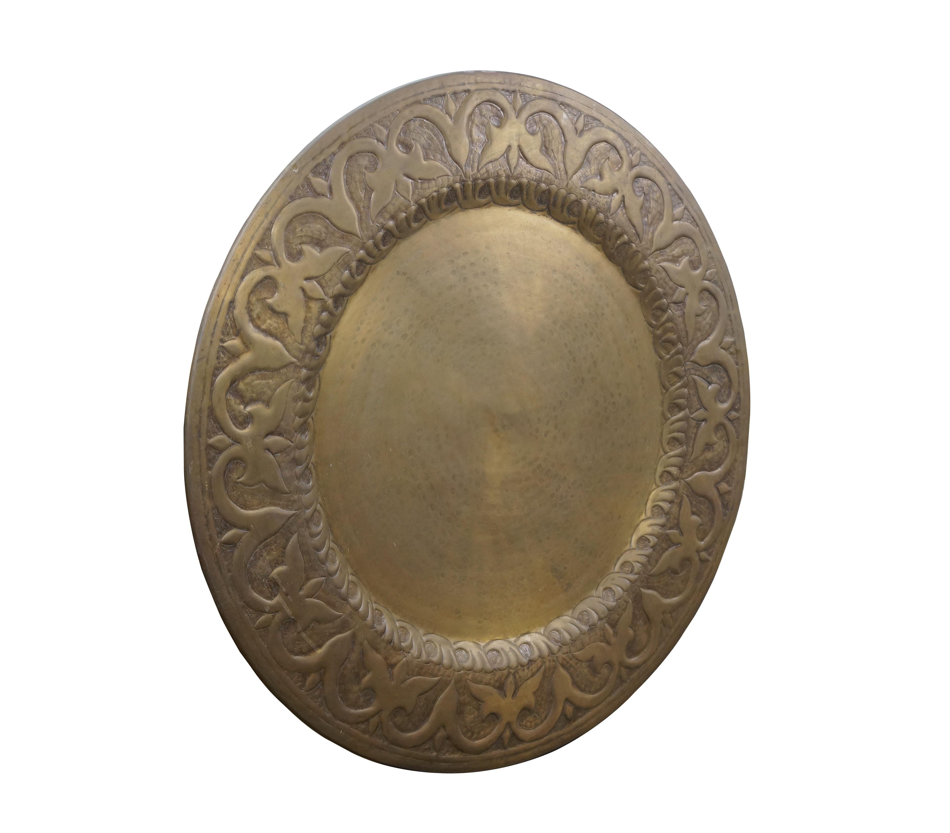 Vintage 20. Jahrhundert immense Wand hängen Messing Platte / Tablett. Gehämmertes Messing mit schlichter Mitte und kühnem Blattwerk/Rankenmuster am Rand.

Abmessungen:
30