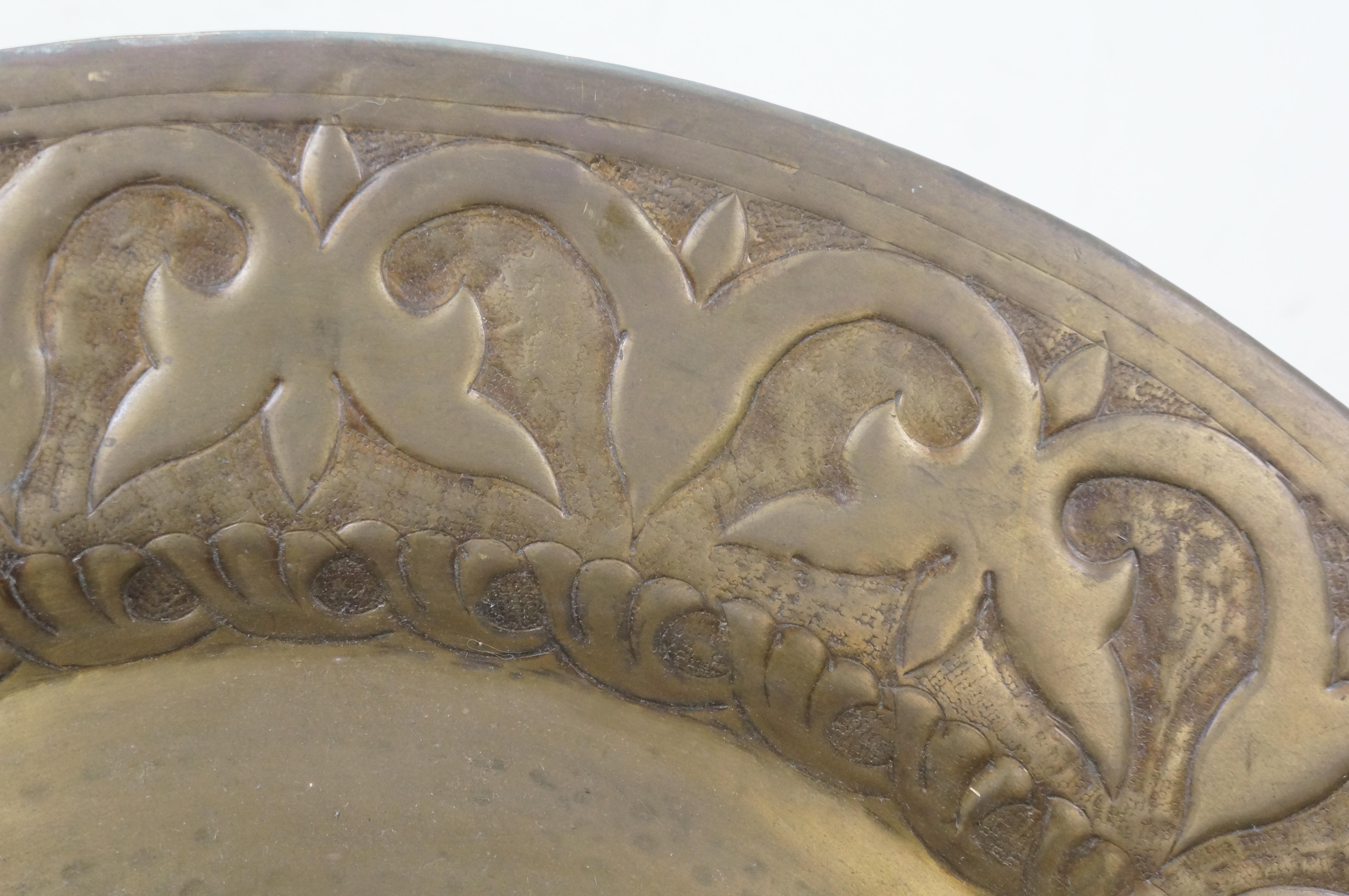 20. Jahrhundert europäischen gehämmert Messing Wand hängende Plaque Platte Tablett 30