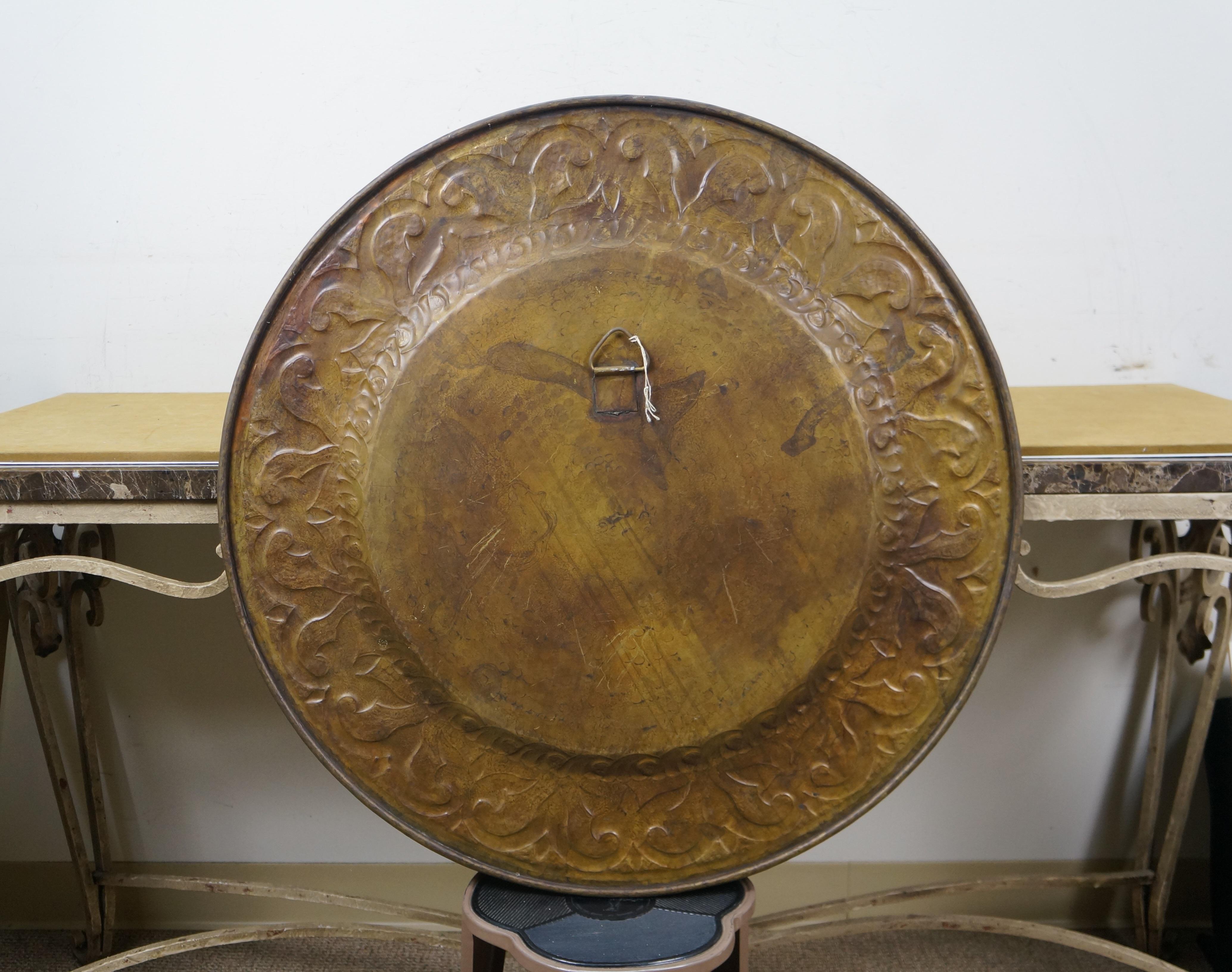 20. Jahrhundert europäischen gehämmert Messing Wand hängende Plaque Platte Tablett 30