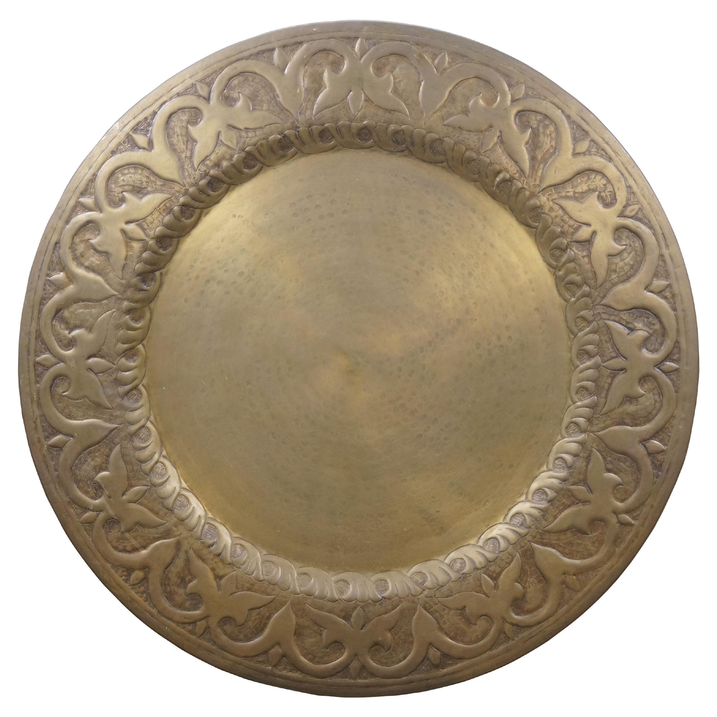 Plaque murale en laiton martelé du 20e siècle Plateau d
assiettes 30".