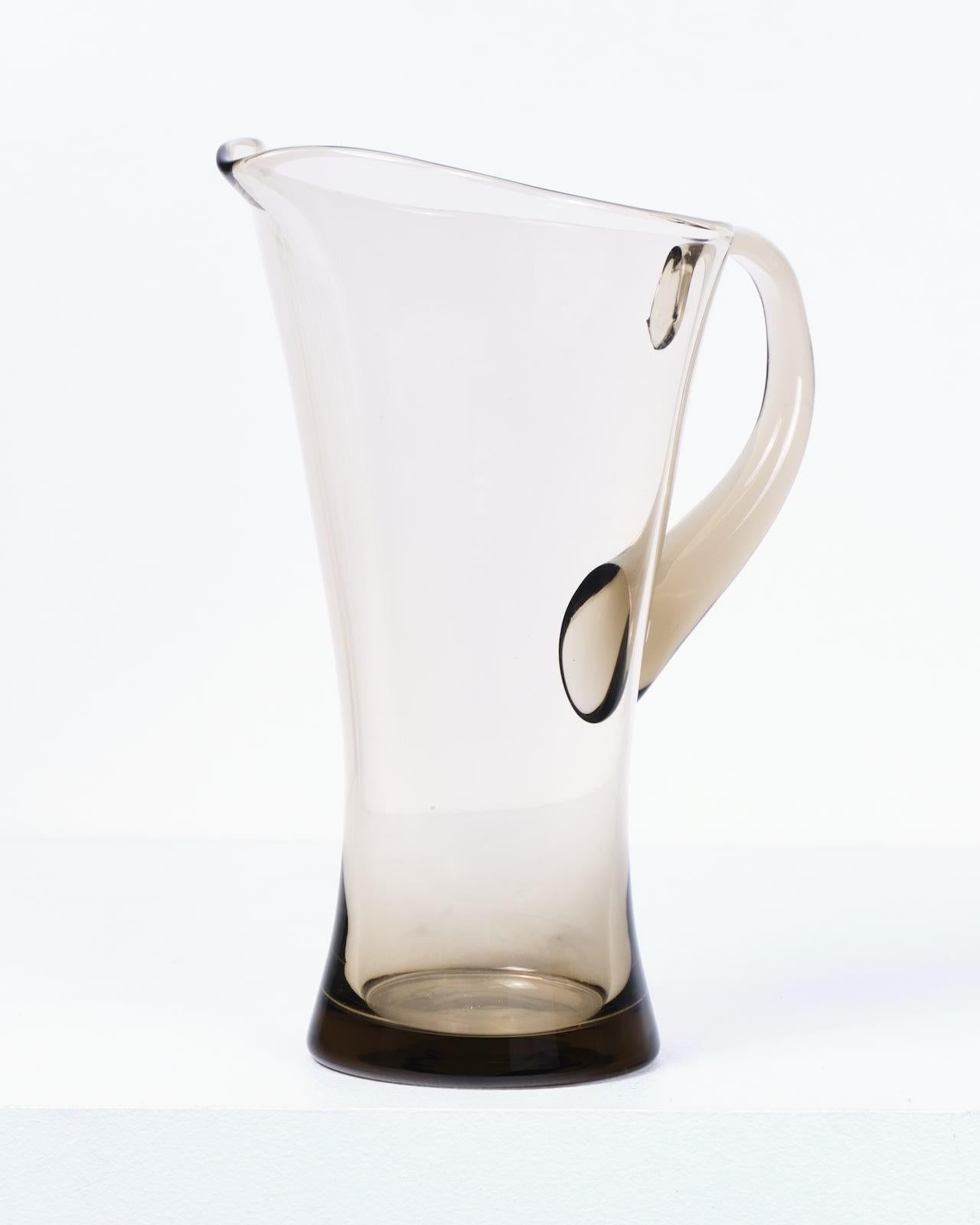 Pichet en verre fumé et 6 gobelets
Pichet H24 x D13 cm
Gobelets H13 x D7.5 cm
