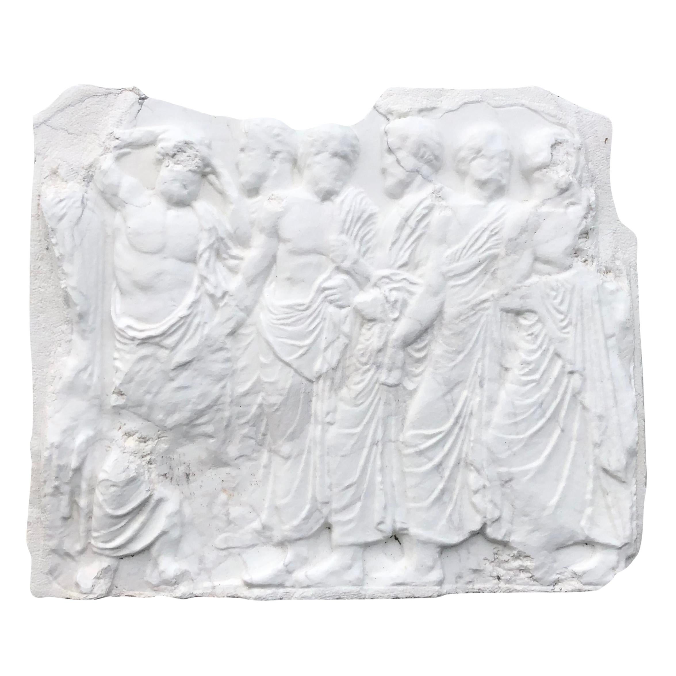 Un antico rilievo da parete in marmo bianco Statuario di forma rettangolare con una scena mitologica, in buone condizioni. Lievi sbiadimenti e graffi dovuti all'età. Usura coerente con l'età e l'uso. Circa 1900, Europa.