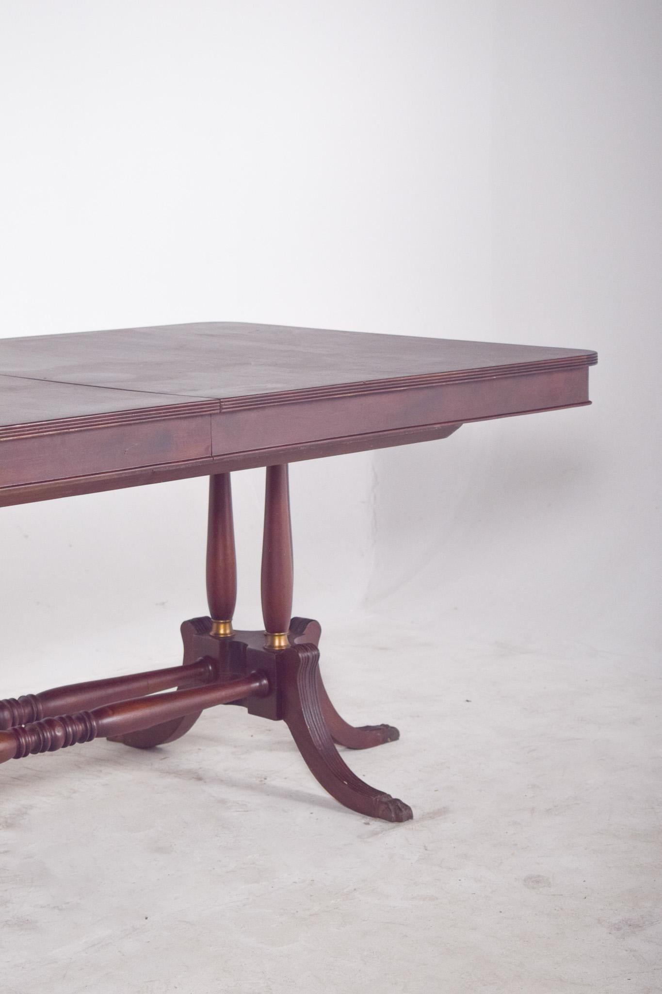 Anglais Table de salle à manger à rallonge rectangulaire européenne du 20e siècle en vente