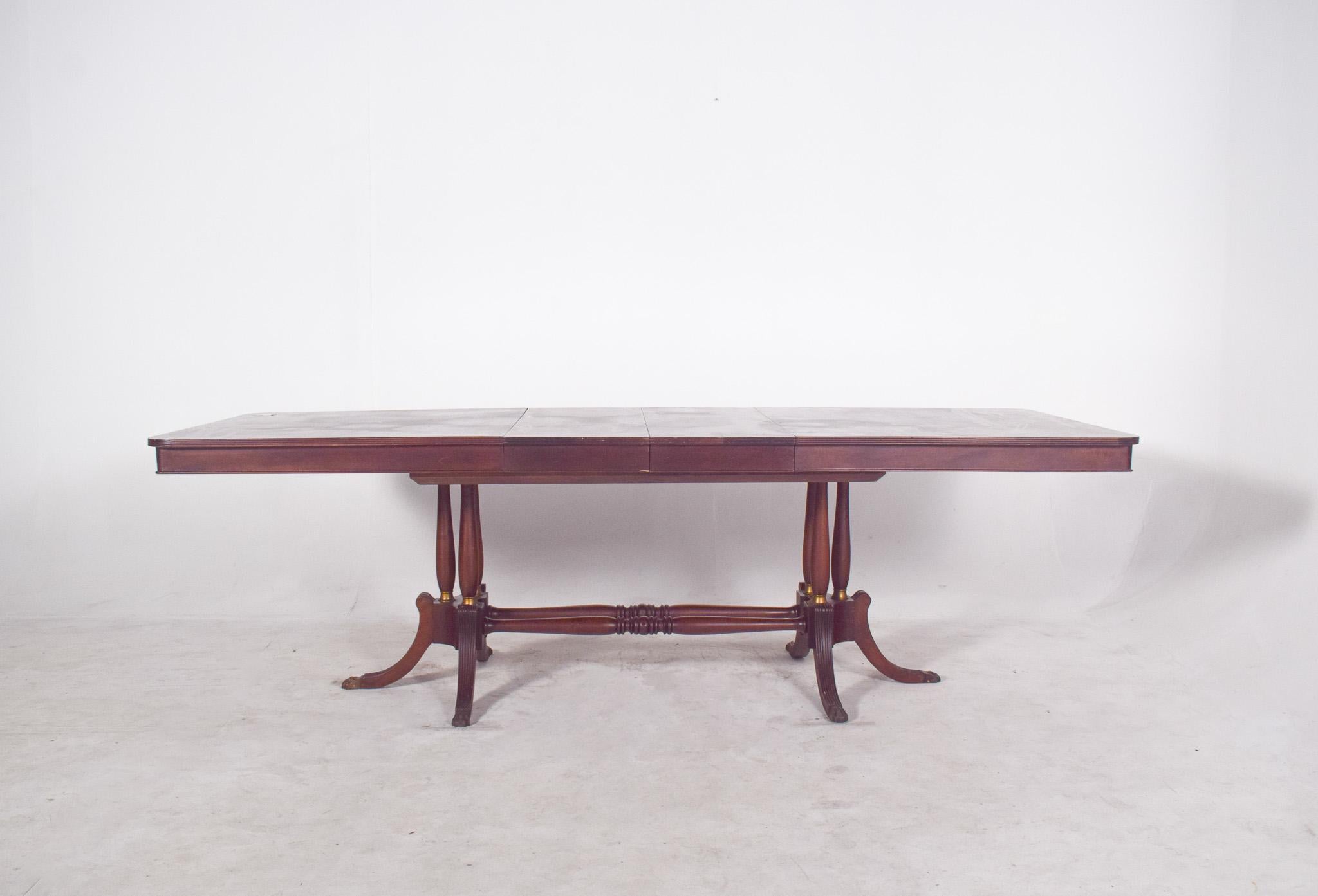 20ième siècle Table de salle à manger à rallonge rectangulaire européenne du 20e siècle en vente