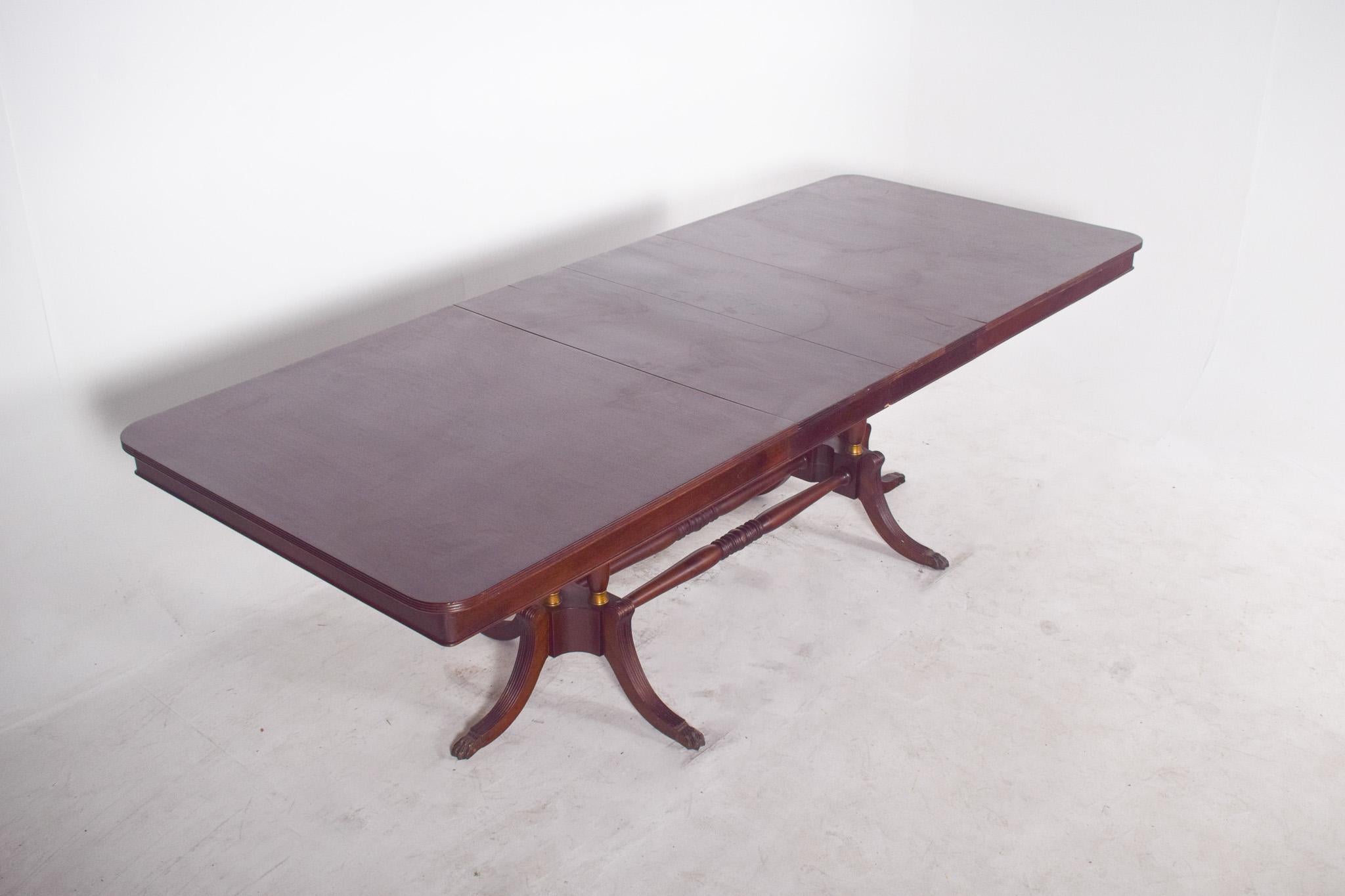 Bois Table de salle à manger à rallonge rectangulaire européenne du 20e siècle en vente