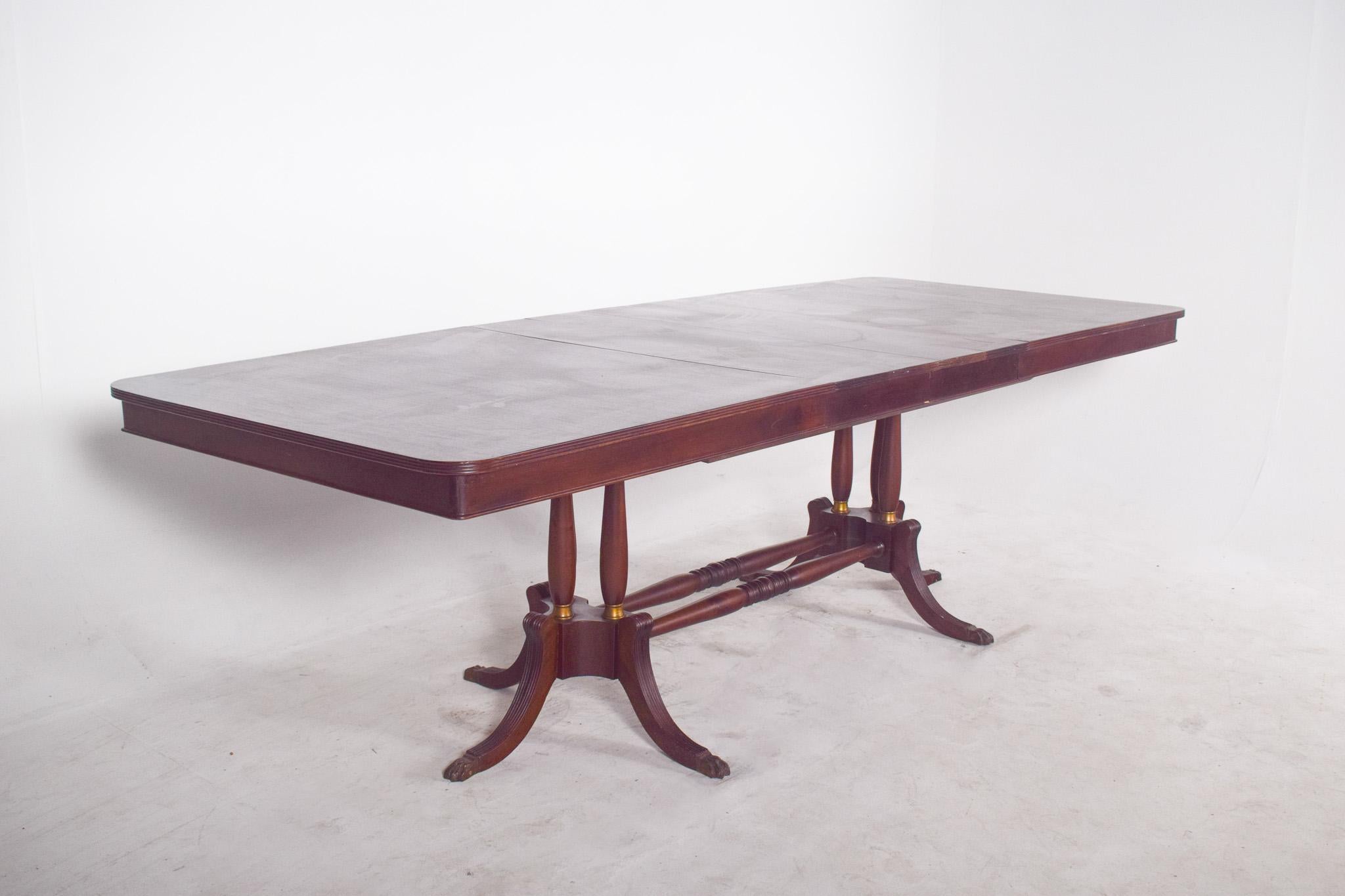 Table de salle à manger à rallonge rectangulaire européenne du 20e siècle en vente 1