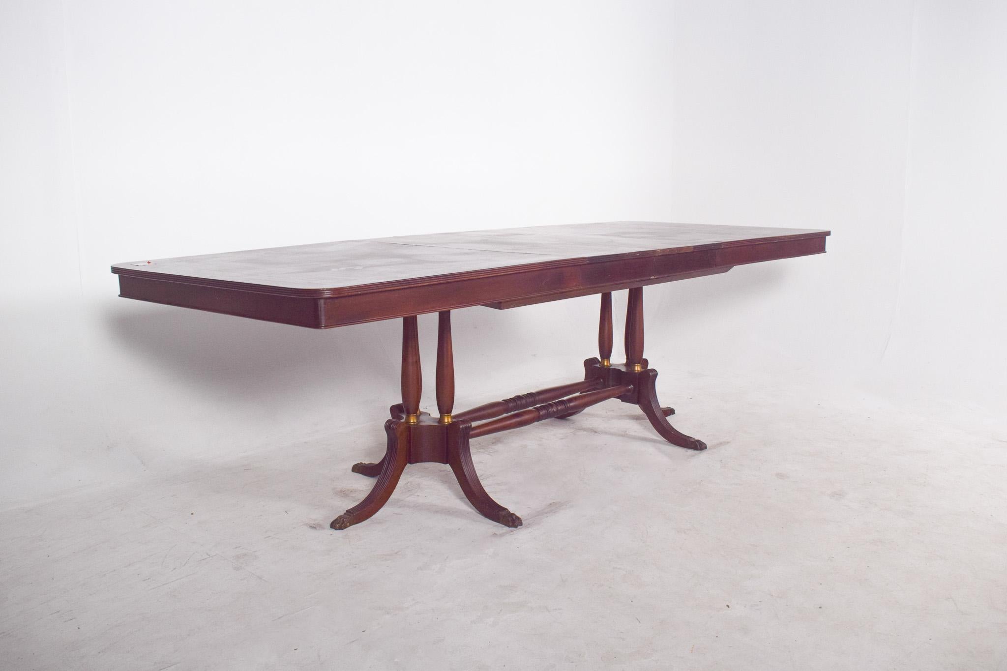Table de salle à manger à rallonge rectangulaire européenne du 20e siècle en vente 2