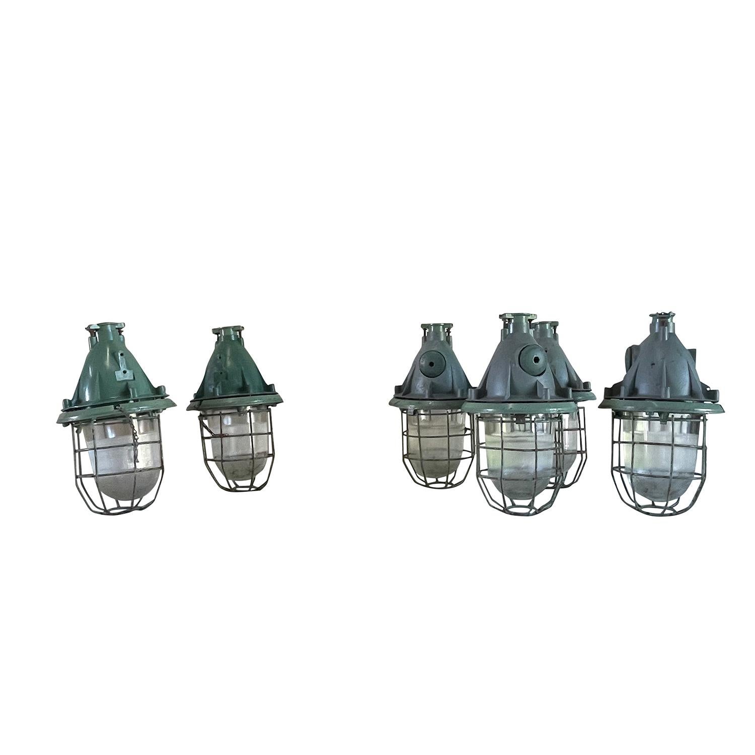 Un ensemble européen vintage de six lampes de plafond de style industriel en métal travaillé à la main, en bon état. Le texte en russe sur les lampes se traduit approximativement par 