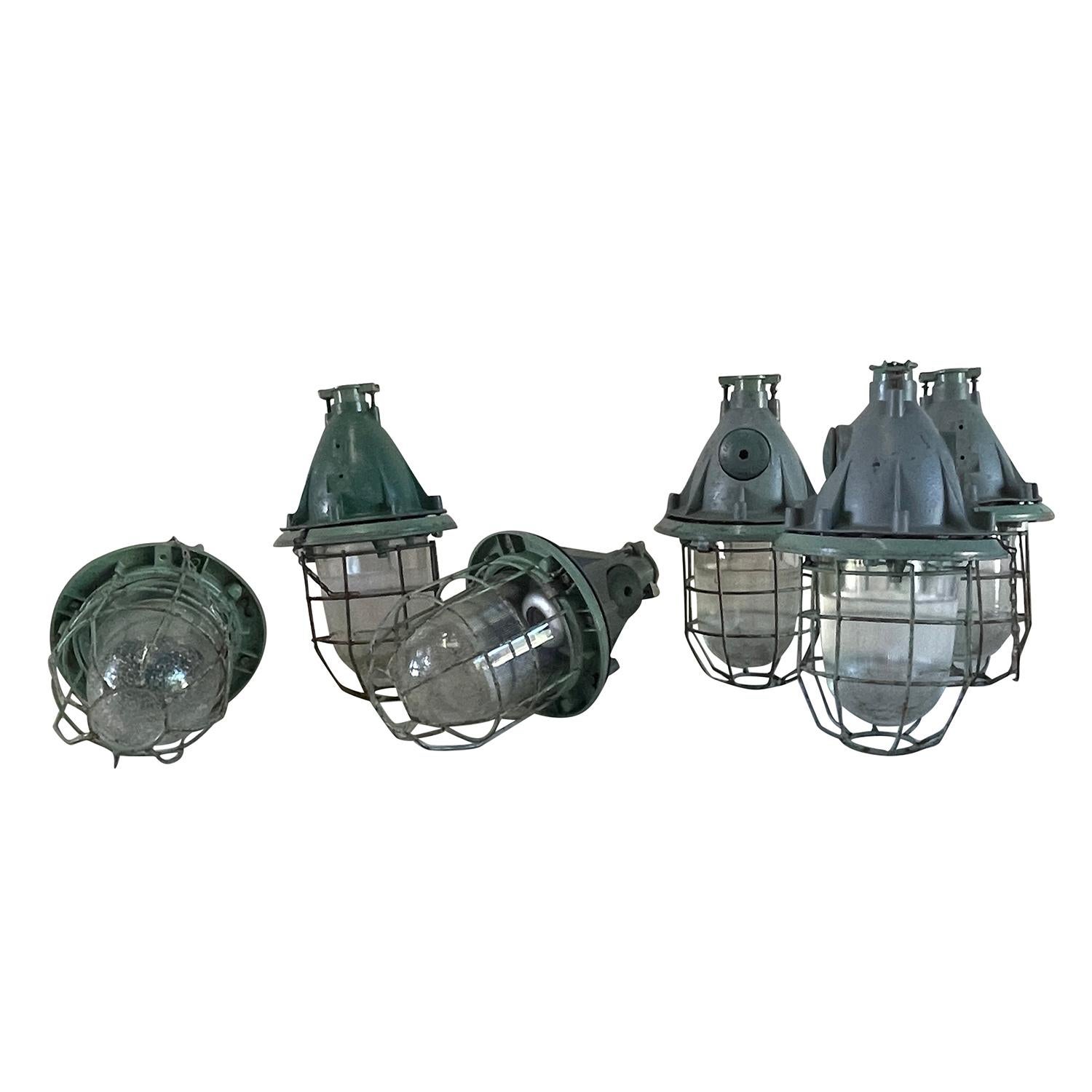 Européen Ensemble européen du 20e siècle de six plafonniers en métal de style industriel vintage en vente