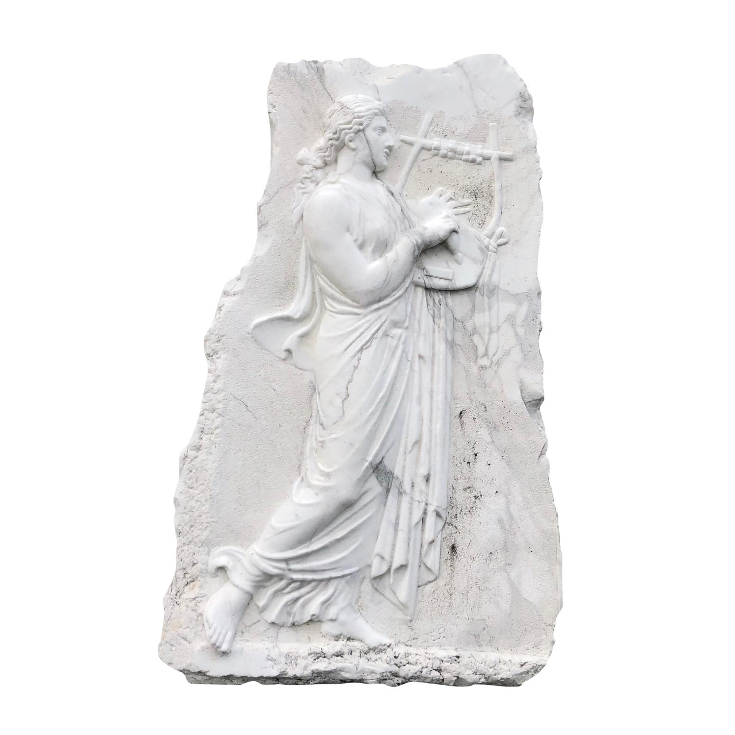 Un antico rilievo da parete allungato in marmo bianco Statuario con Euterpe, la dea greca musa della poesia lirica, in buone condizioni. Lievi sbiadimenti e graffi dovuti all'età. Usura coerente con l'età e l'uso. Circa 1920, Europa.