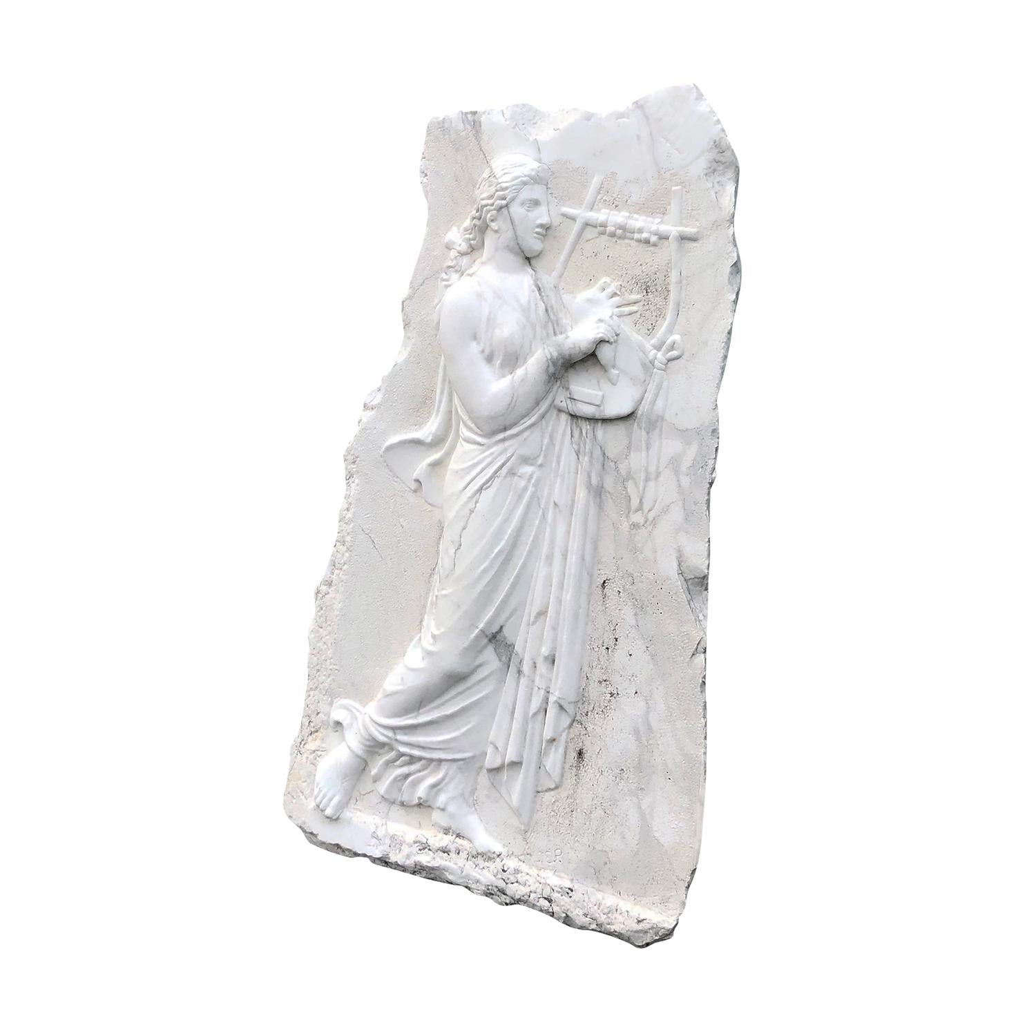 Intagliato a mano Rilievo in marmo statuario di Euterpe del XX secolo - Pannello da parete antico in vendita