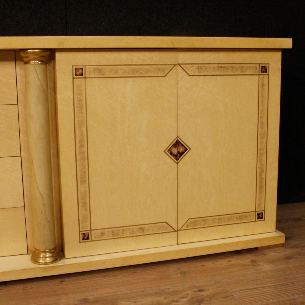 Enfilade moderne italien du 20ème siècle en bois exotique et laiton, 1970 en vente 5