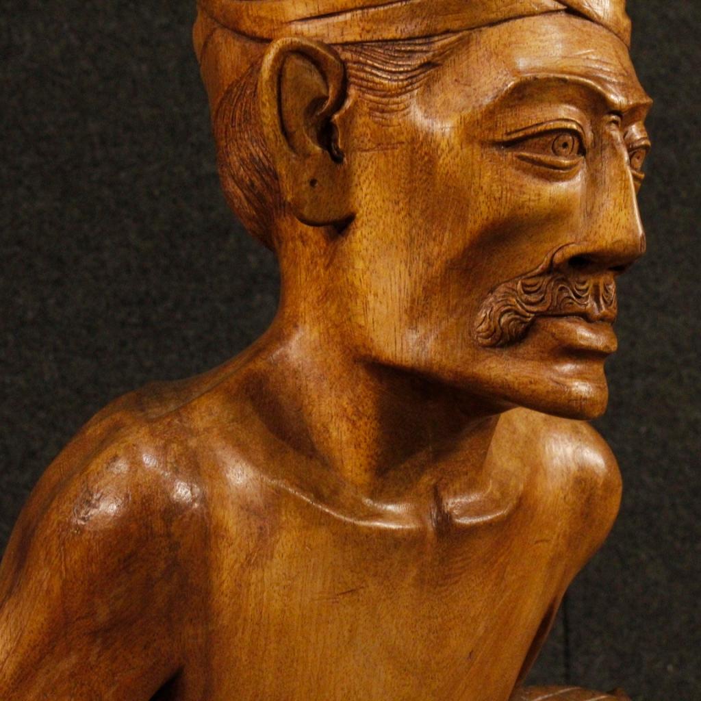 Great Indian sculpture of the 20th century. Nicely carved exotic wood object depicting an old man with a stick and turban. Work created from a single wooden block, for antique dealers and decorators. Object of beautiful size and large decor in good
