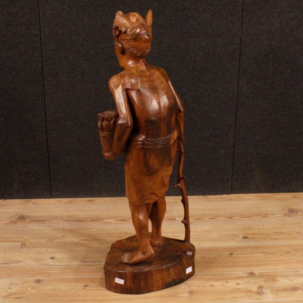 Scultura del 20° secolo in legno esotico di un vecchio indiano con bastone e turbante, 1970 1