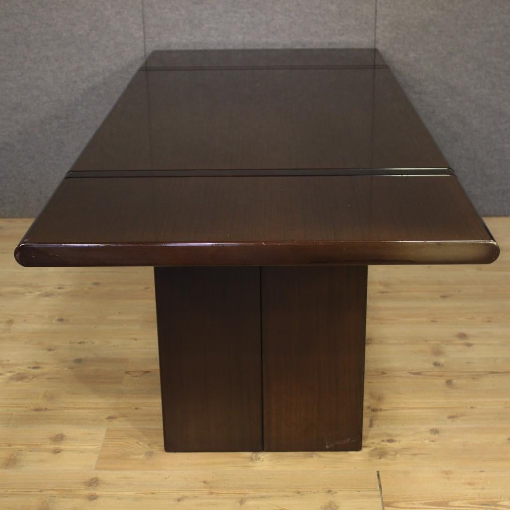 Table de design italien des années 1970. Des meubles en bois exotique aux belles lignes et au décor agréable. Grande table de service idéale pour être placée dans un salon ou un studio. Meuble qui peut également être utilisé comme bureau sans