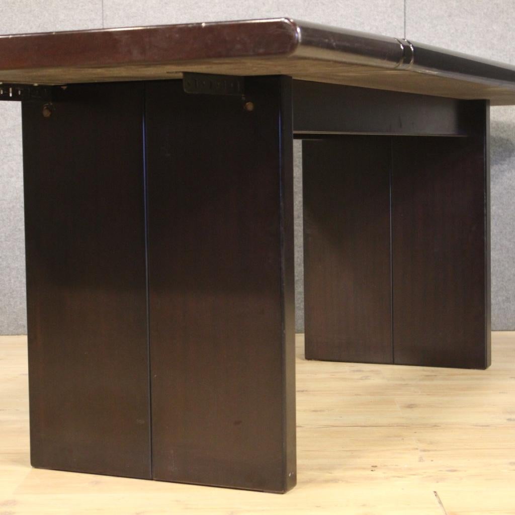 table de salon en bois exotique de conception italienne du 20e siècle:: 1970 en vente 2