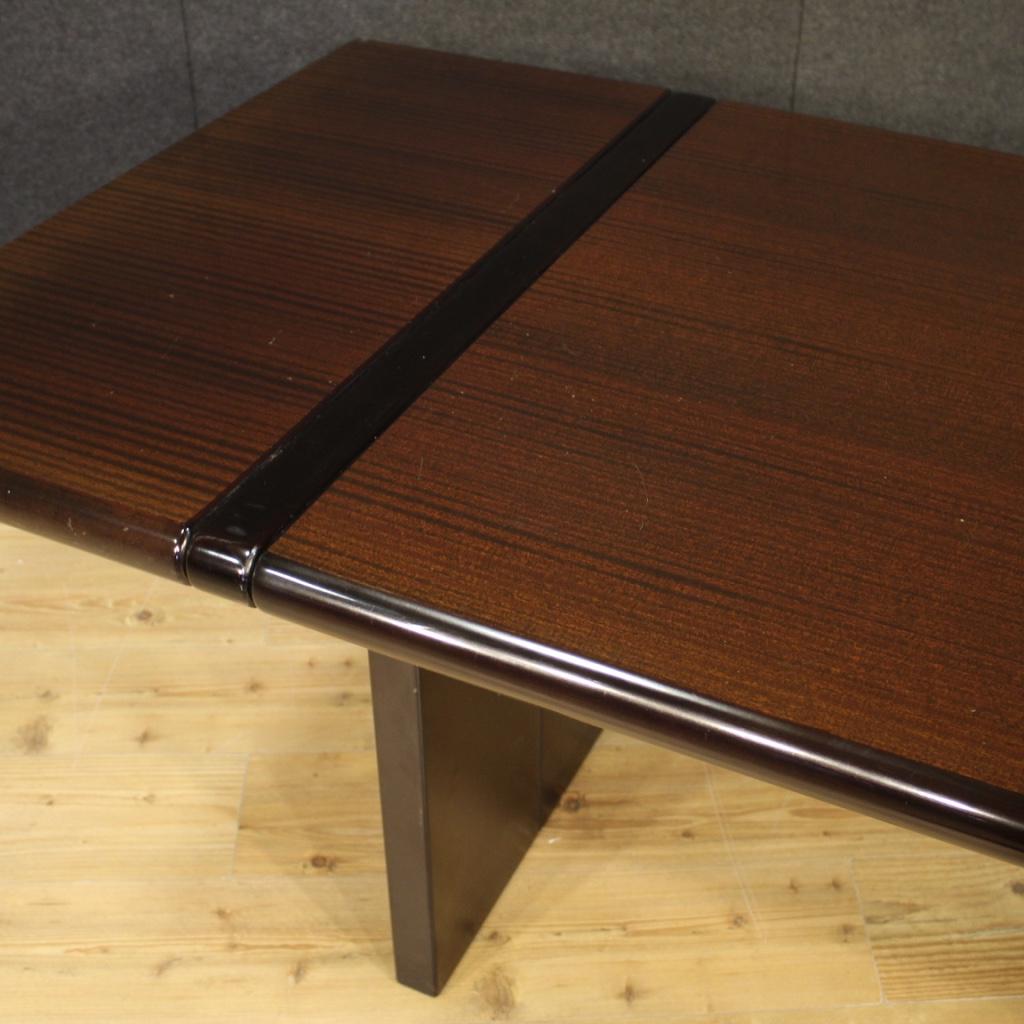 table de salon en bois exotique de conception italienne du 20e siècle:: 1970 en vente 4
