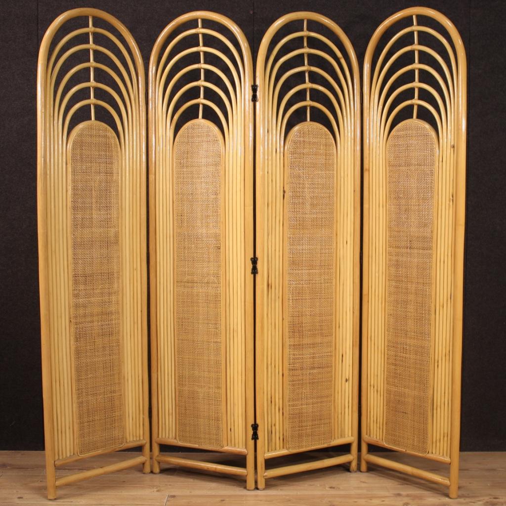Italian design screen from the 1970s-1980s. Furniture in exotic wood and woven wood formed by four panels with a length of 46 cm each. Screen finished for the center of beautiful size and pleasant decor, for antique dealers and interior designers.