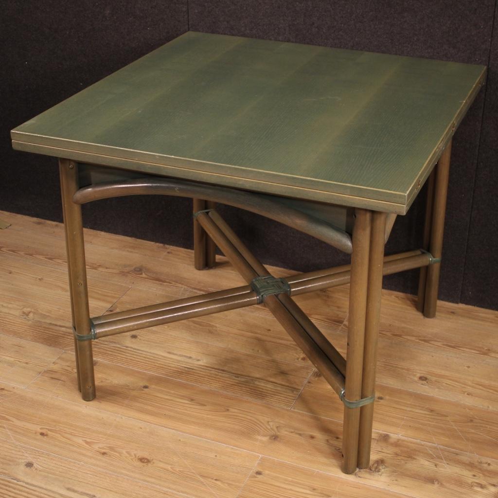 Italian design table from the 1980s. Exotic wood and woven wood furniture of beautiful lines and pleasant decor. Extendable table that can reach a maximum length of 180 cm, of good service. Ideal furniture to be placed in a room or living room,