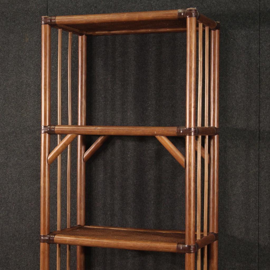 Italian bookcase from the 1970s/1980s. Furniture étagère in exotic wood and rattan of beautiful line and pleasant decoration. Finished bookcase for the center, equipped with 5 open compartments, of excellent service. Ideal furniture to be placed in