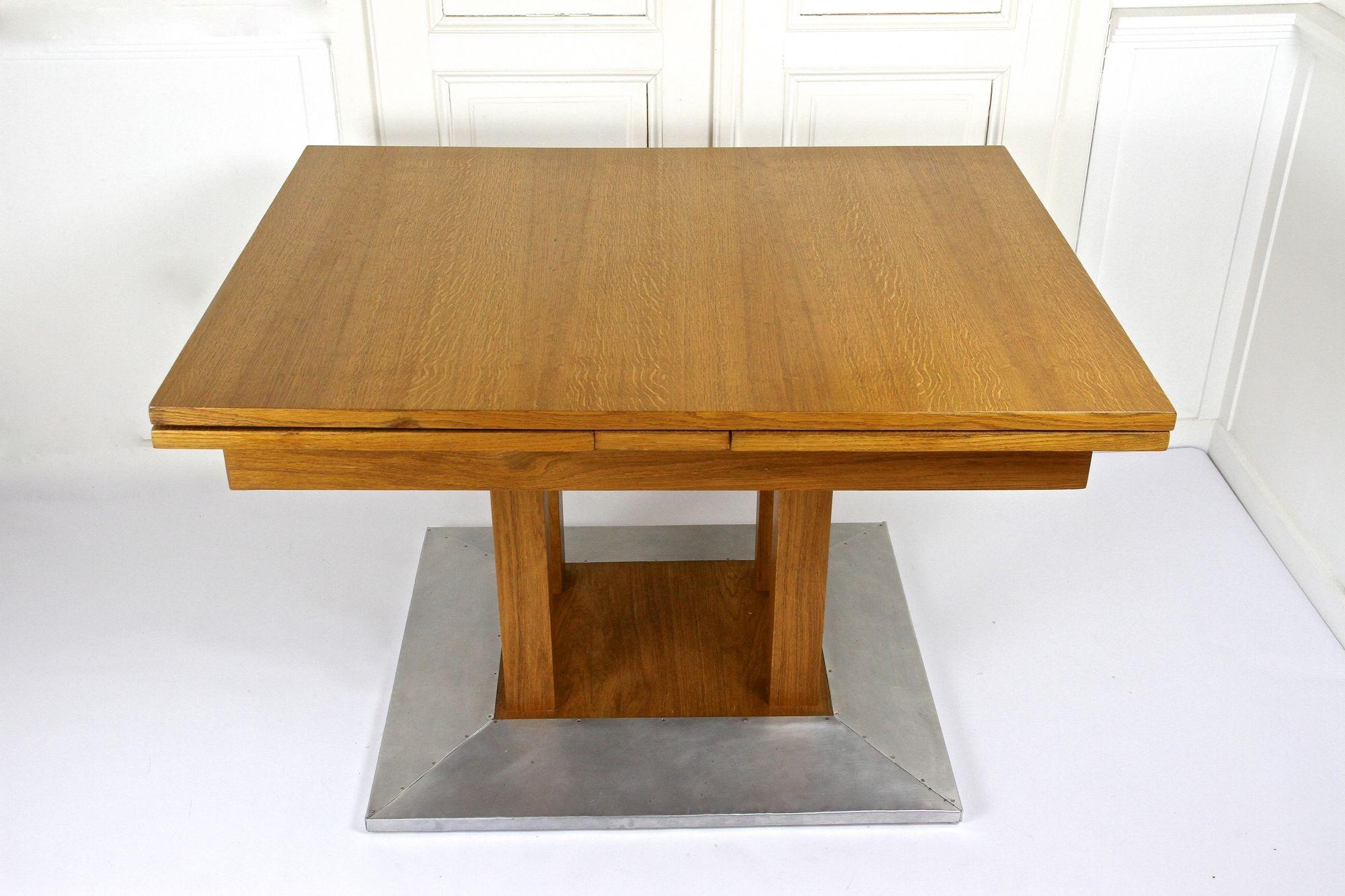 Striking 20th century oakwood dining table from the early Art Nouveau period in Austria around 1905. A timeless, modern design from the pen of none other than the great renowed Austrian architect and founder of the worlwide known 
