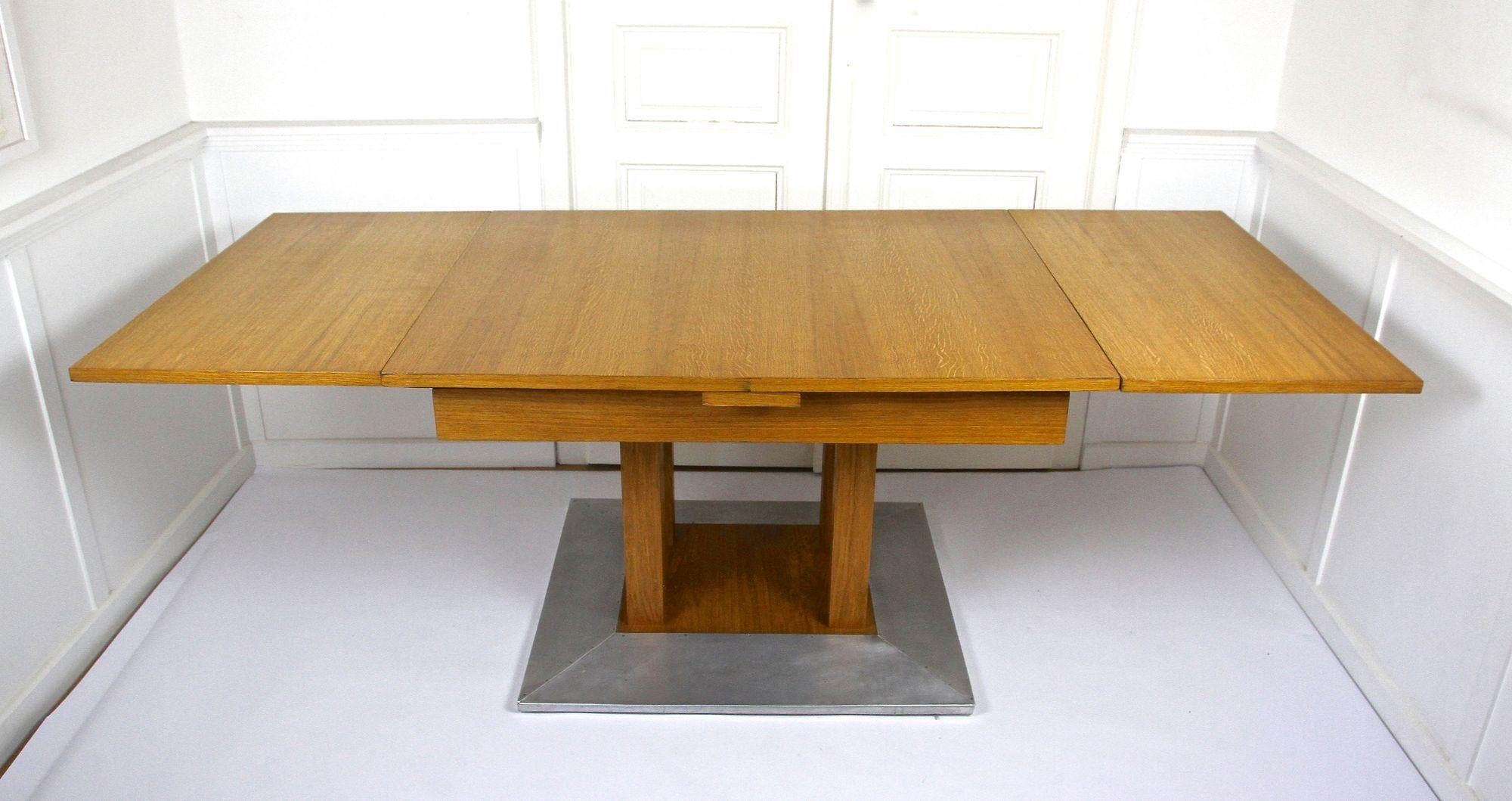 Austrian 20th Century Extendable Oakwood Dining Table by Josef Hoffmann, AT ca. 1905 For Sale