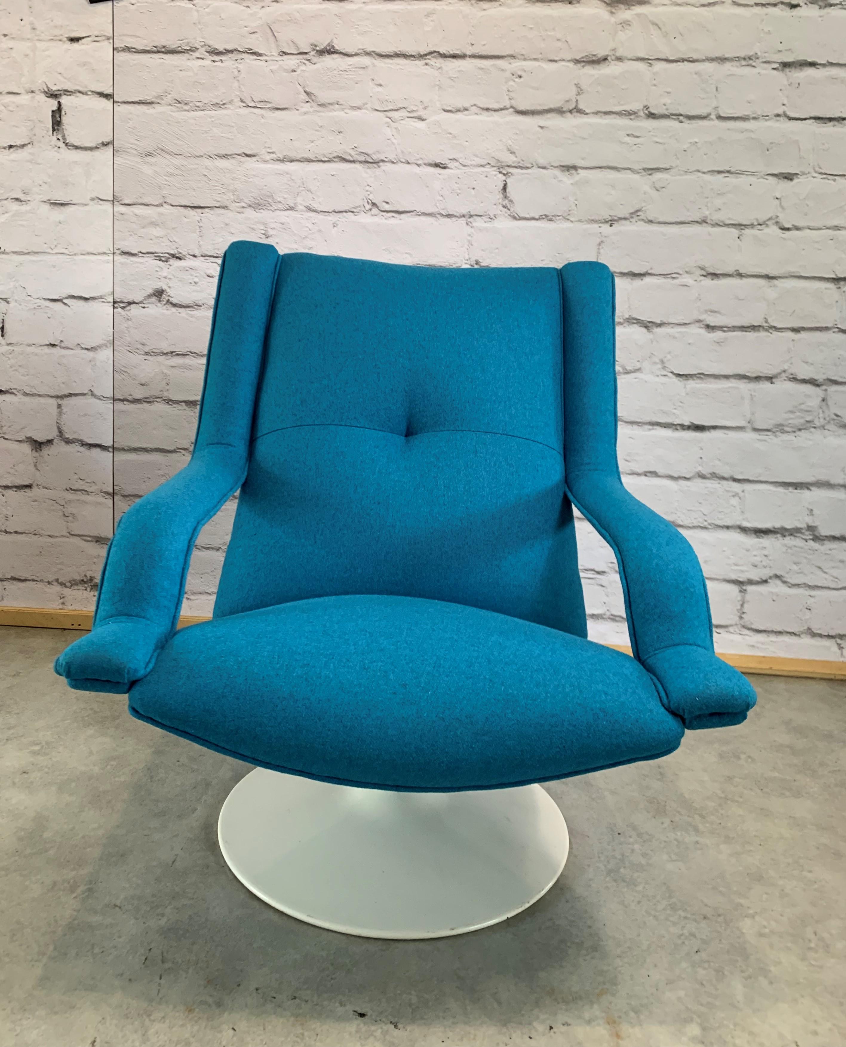 F140 swivel chair designed by Geoffrey Harcourt for Artifort in 1970. This relax chair from the space-age era has a plastic tulip base and elegant armrests. Reupholstered with beutiful blue colour wool. Great piece of design.