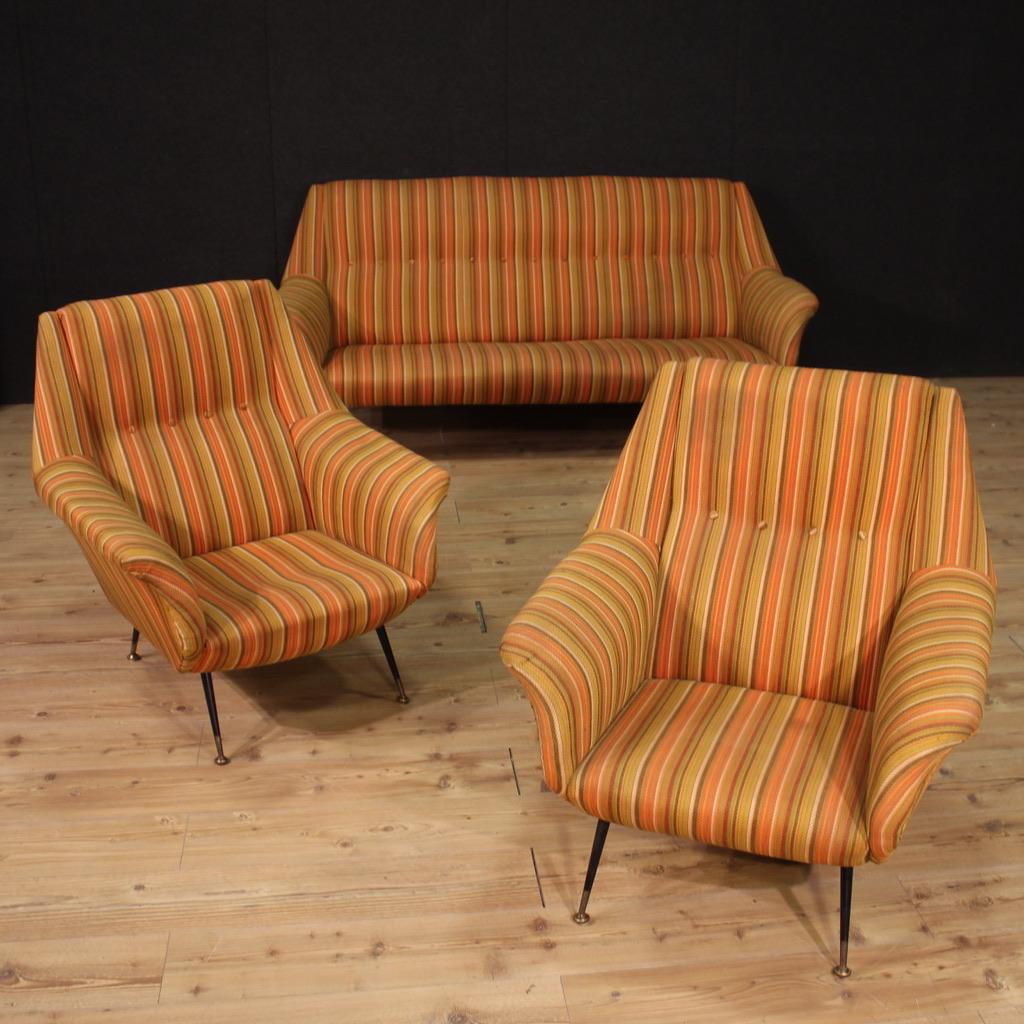 Canapé design italien des années 60. Meubles conçus par Gigi Radice avec de belles lignes et un aménagement agréable. Canapé trois places de bon confort avec une hauteur d'assise de 34 cm. Meubles faisant partie d'un ensemble complet avec deux