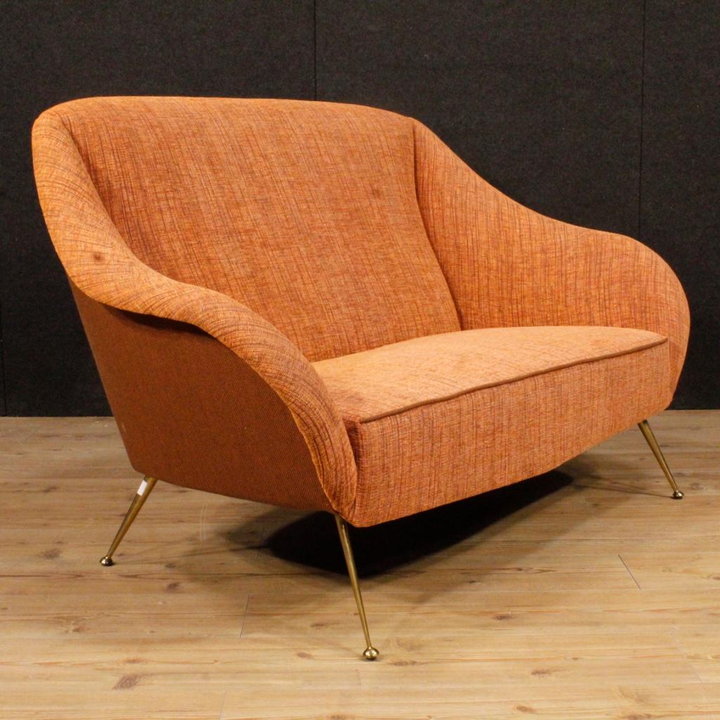 Italian design sofa from the 1950s. Beautiful line furniture designed by Carlo de Carli with upholstery in non-original fabric, just replaced, very elegant. Furniture supported by golden metal feet (see photo). Sofa of excellent comfort with just