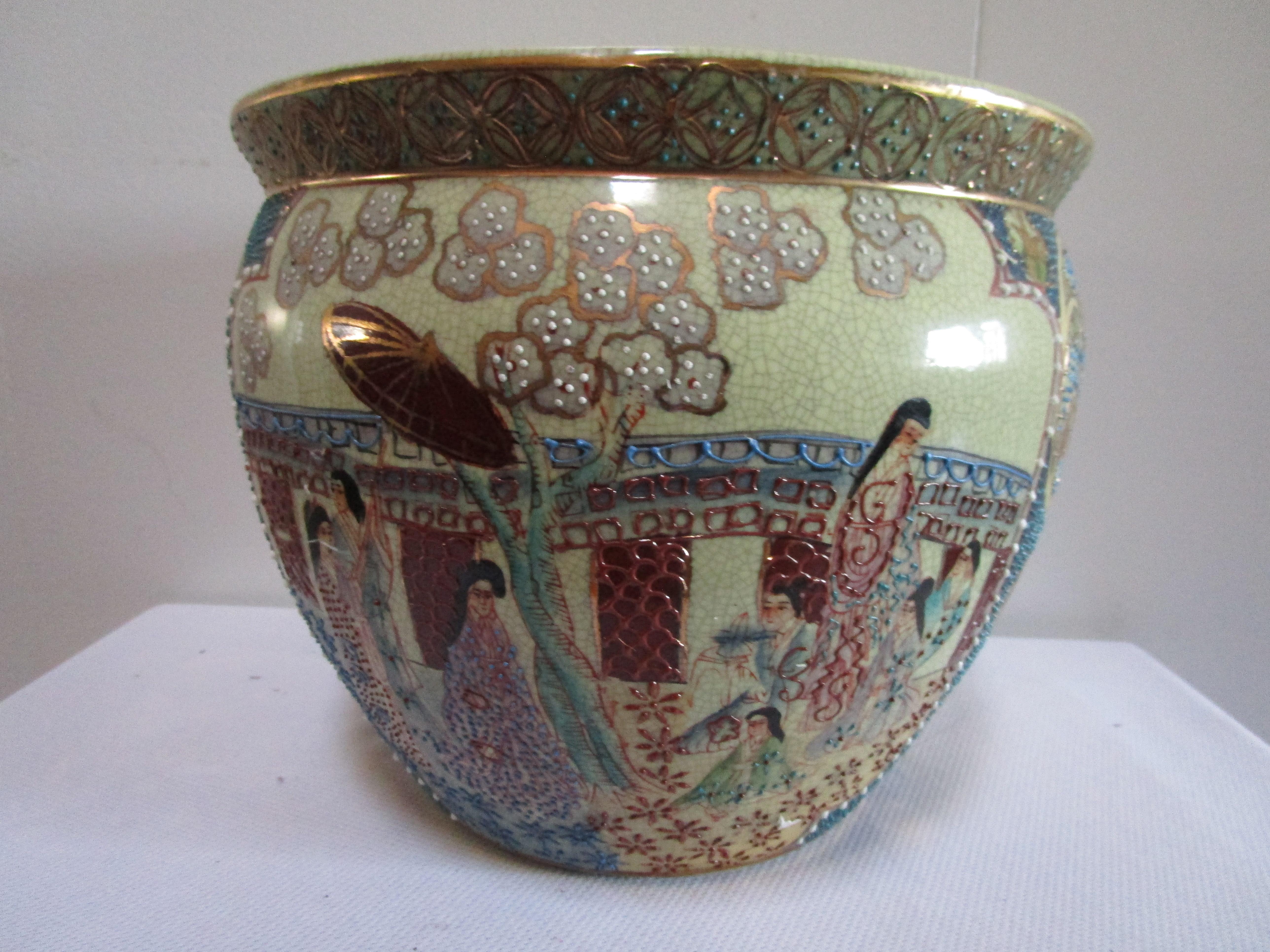 Eine wunderschöne chinesische Export-Jardiniere in Türkis und Petrol mit vergoldeten Verzierungen ist unglaublich. Das Innere der Jardiniere hat ein Karpfenmotiv und das Äußere zeigt figürliche Darstellungen von Damen in traditioneller Kleidung. 