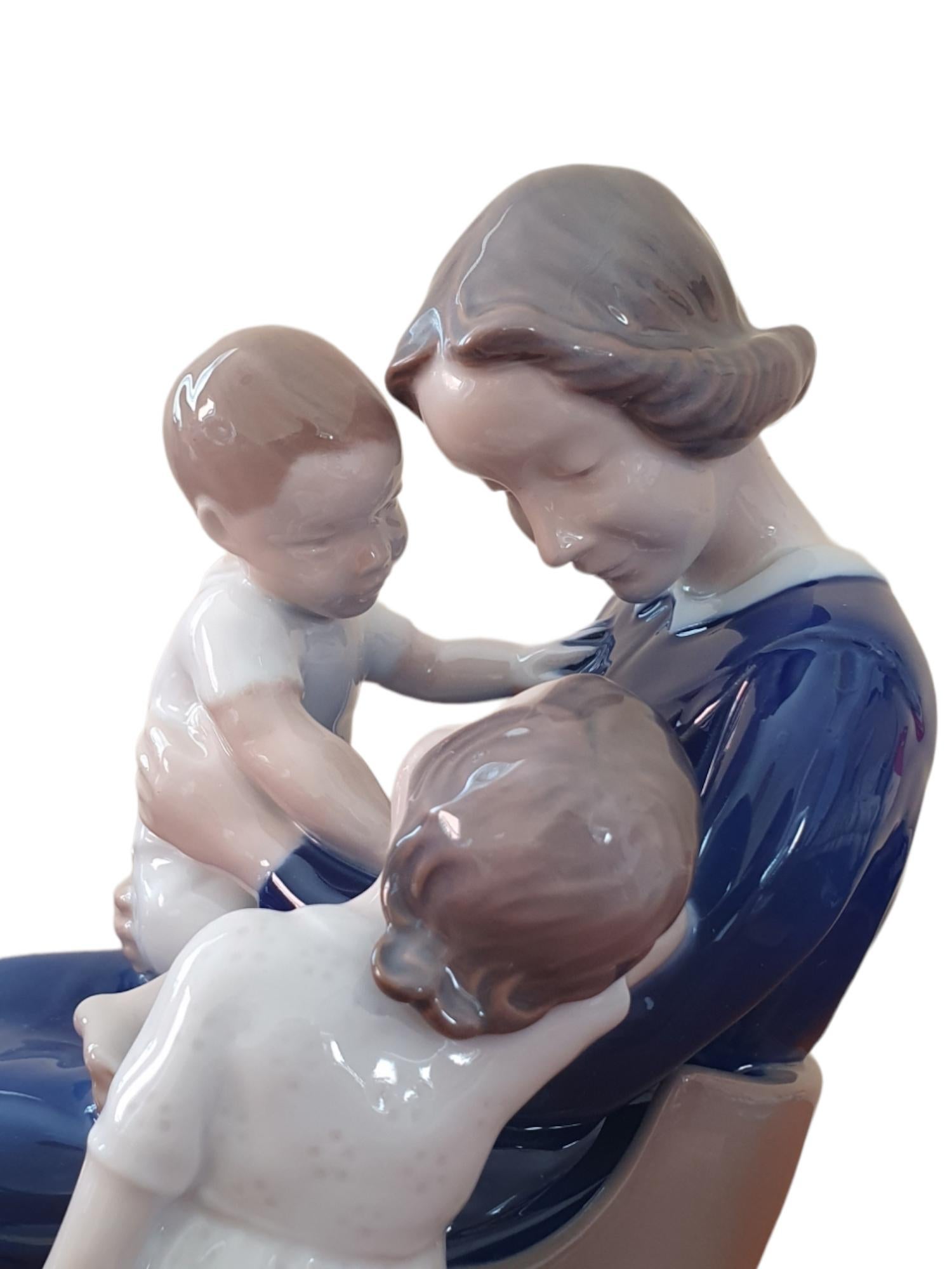 Familie gefeierte Porzellanfigur des 20. Jahrhunderts (Handbemalt) im Angebot