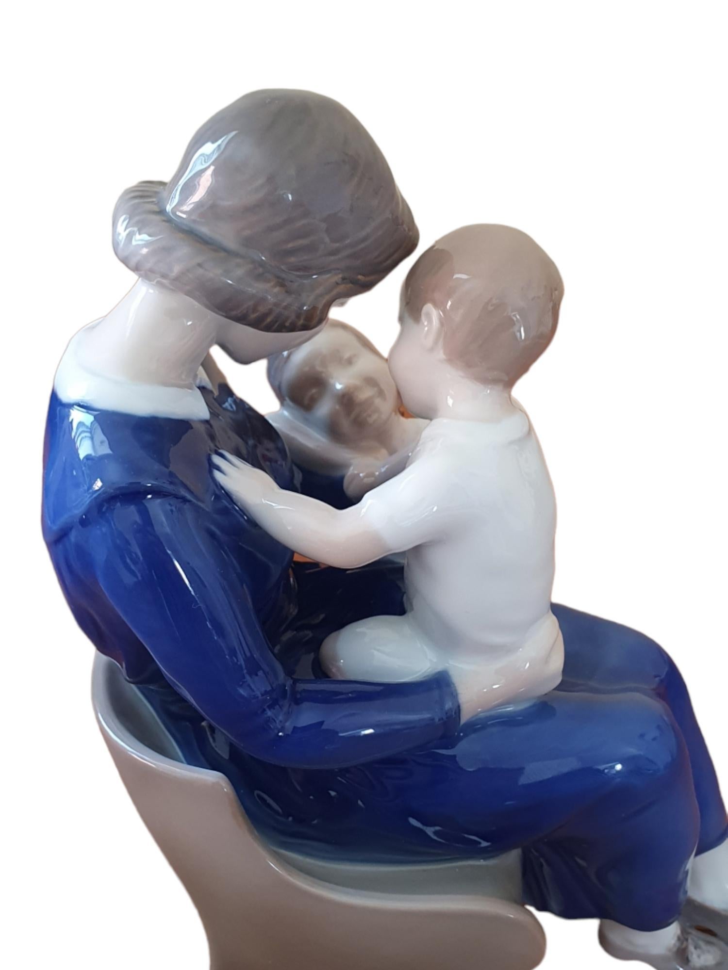 20th Century Family Celebration Porcelain Figurine For Sale 4