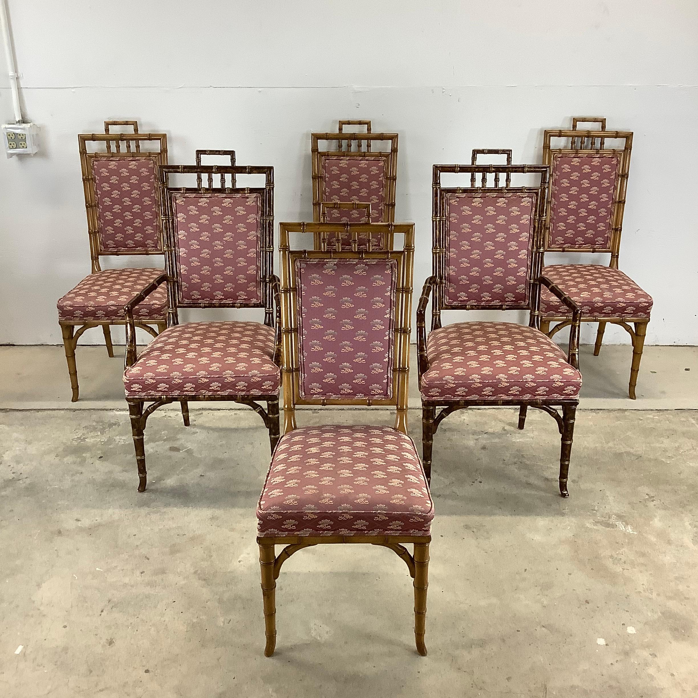Eleva la tua esperienza culinaria con questo splendido set di sei sedie in finto bambù in stile Regency. Queste sedie con schienale alto emanano un'eleganza senza tempo grazie alle loro cornici intricate e decorate. In perfetto equilibrio tra forma