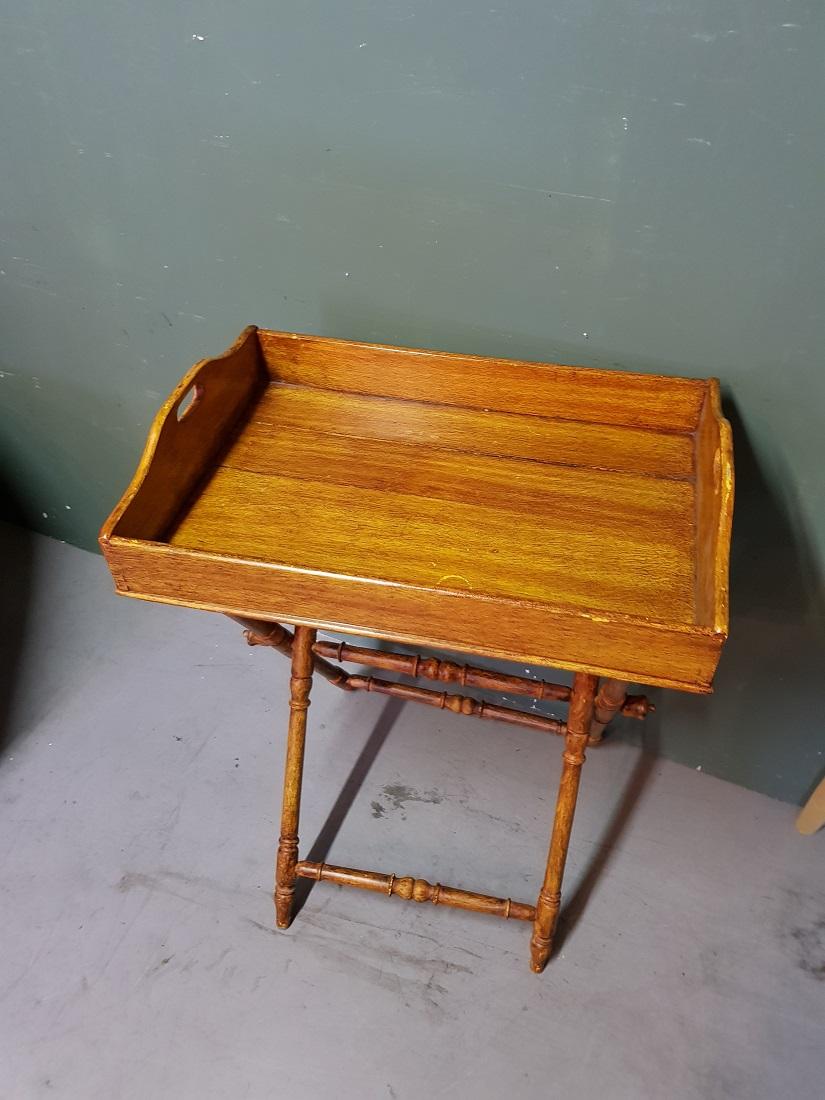 Faux Bois painted wooden butler table with detachable tray and folding base, this is in a reasonable to good condition with light user marks all around. Originating from the second half of the 20th century.

The measurements are,
Depth 44 cm/