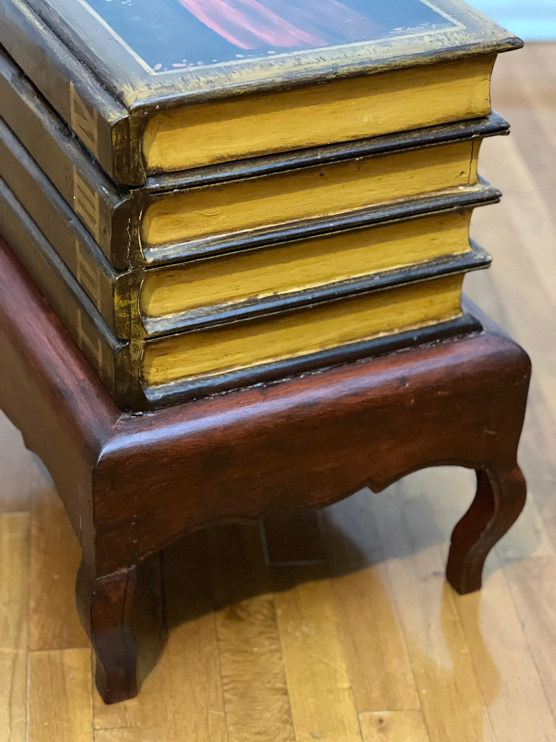 Table en fausses livres du 20e siècle avec peinture de portraits et rangement à relever en vente 5