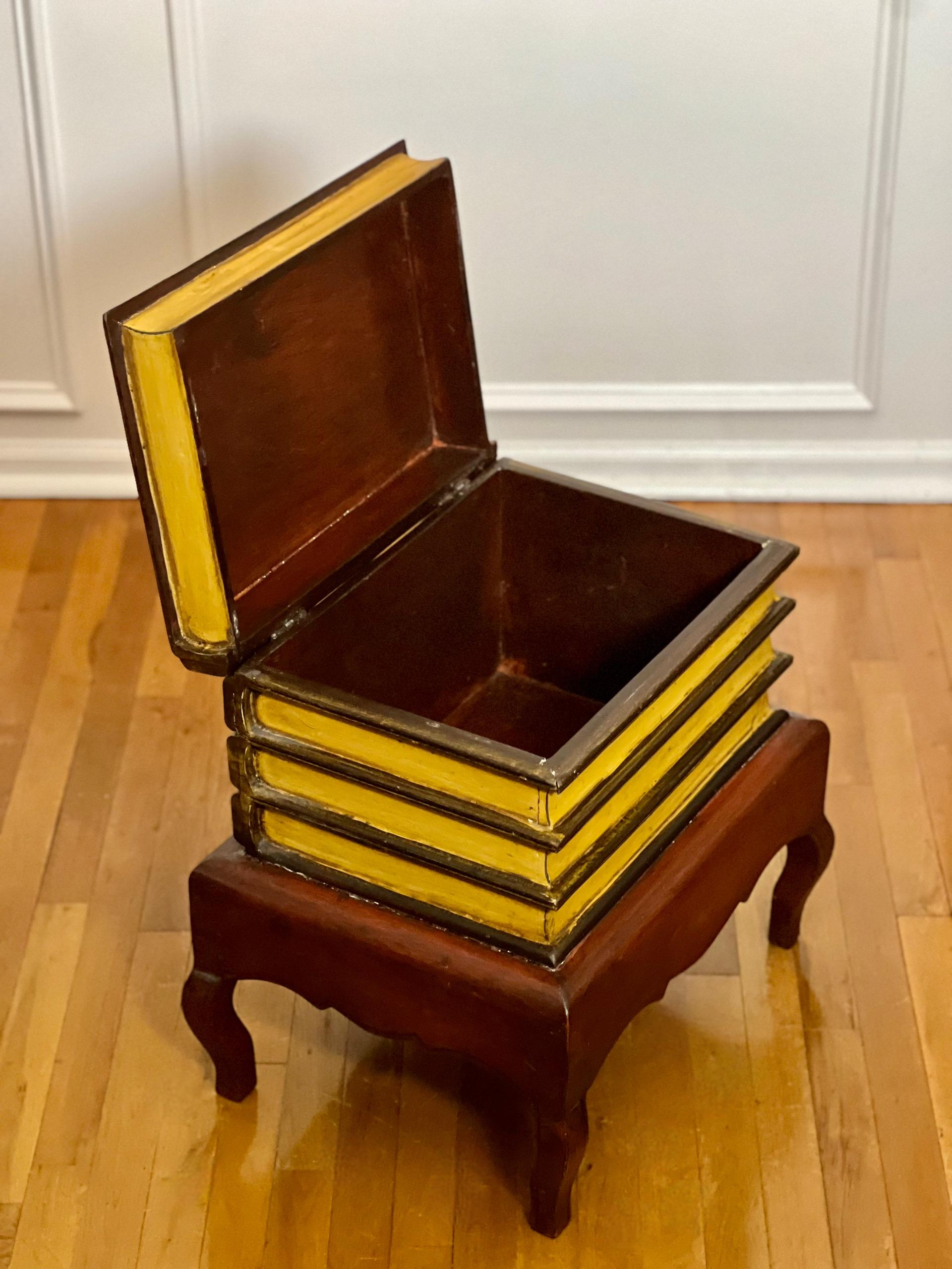Table en fausses livres du 20e siècle avec peinture de portraits et rangement à relever en vente 6