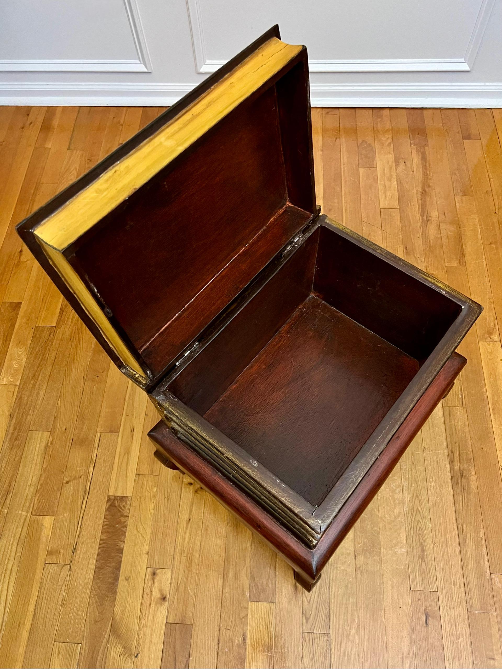 Table en fausses livres du 20e siècle avec peinture de portraits et rangement à relever en vente 7