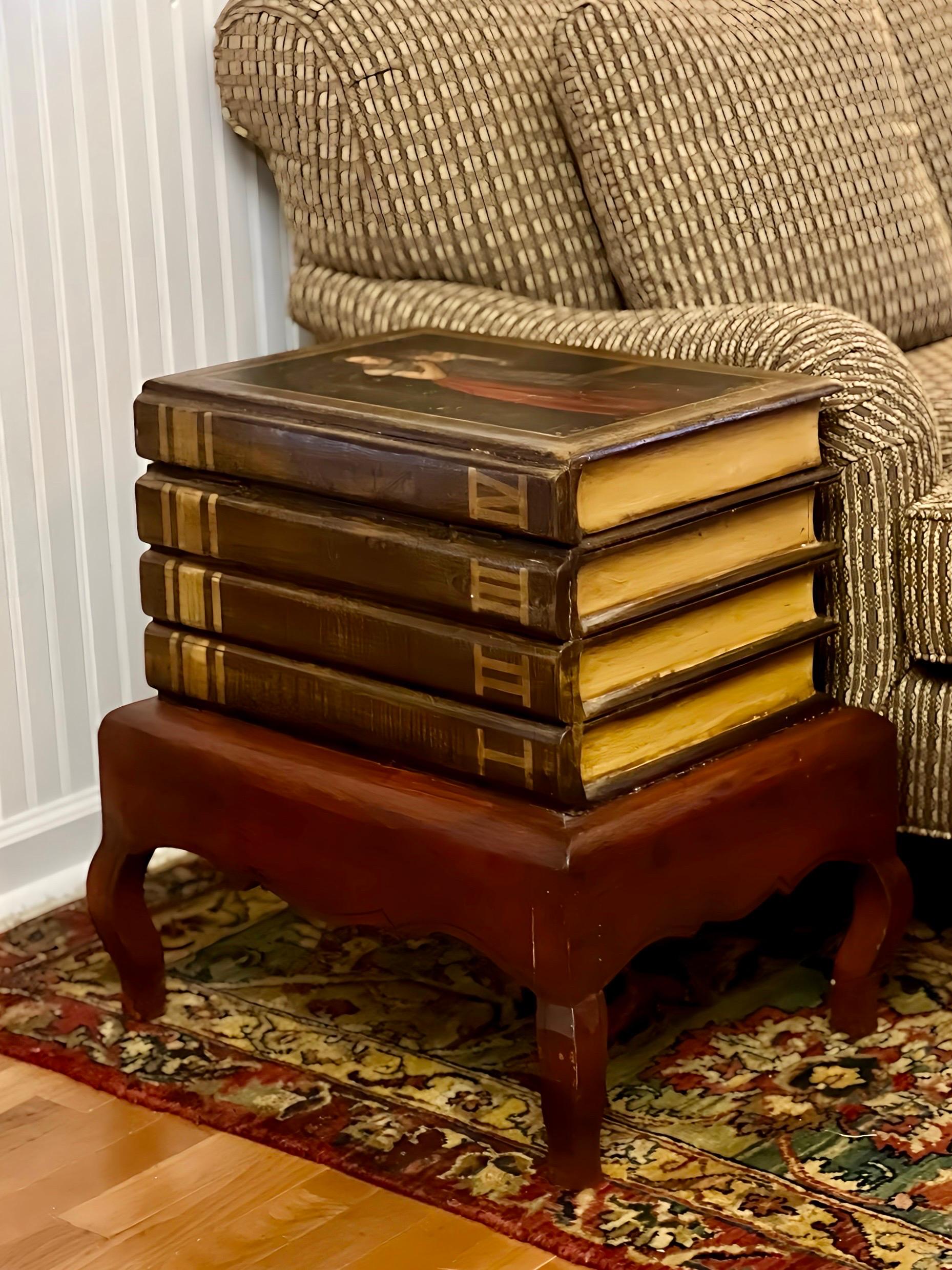 Table en fausses livres du 20e siècle avec peinture de portraits et rangement à relever en vente 9
