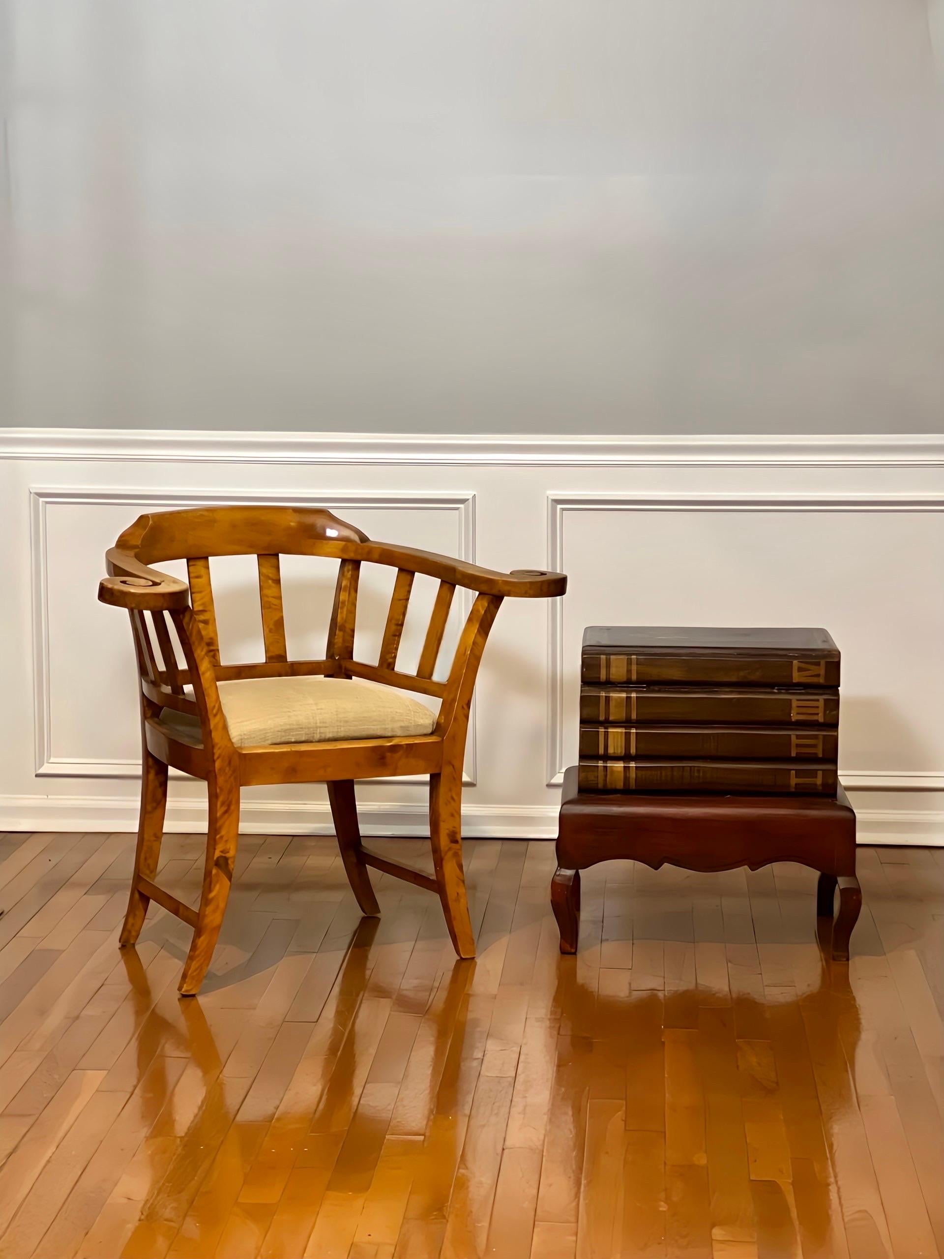 Table en fausses livres du 20e siècle avec peinture de portraits et rangement à relever en vente 10