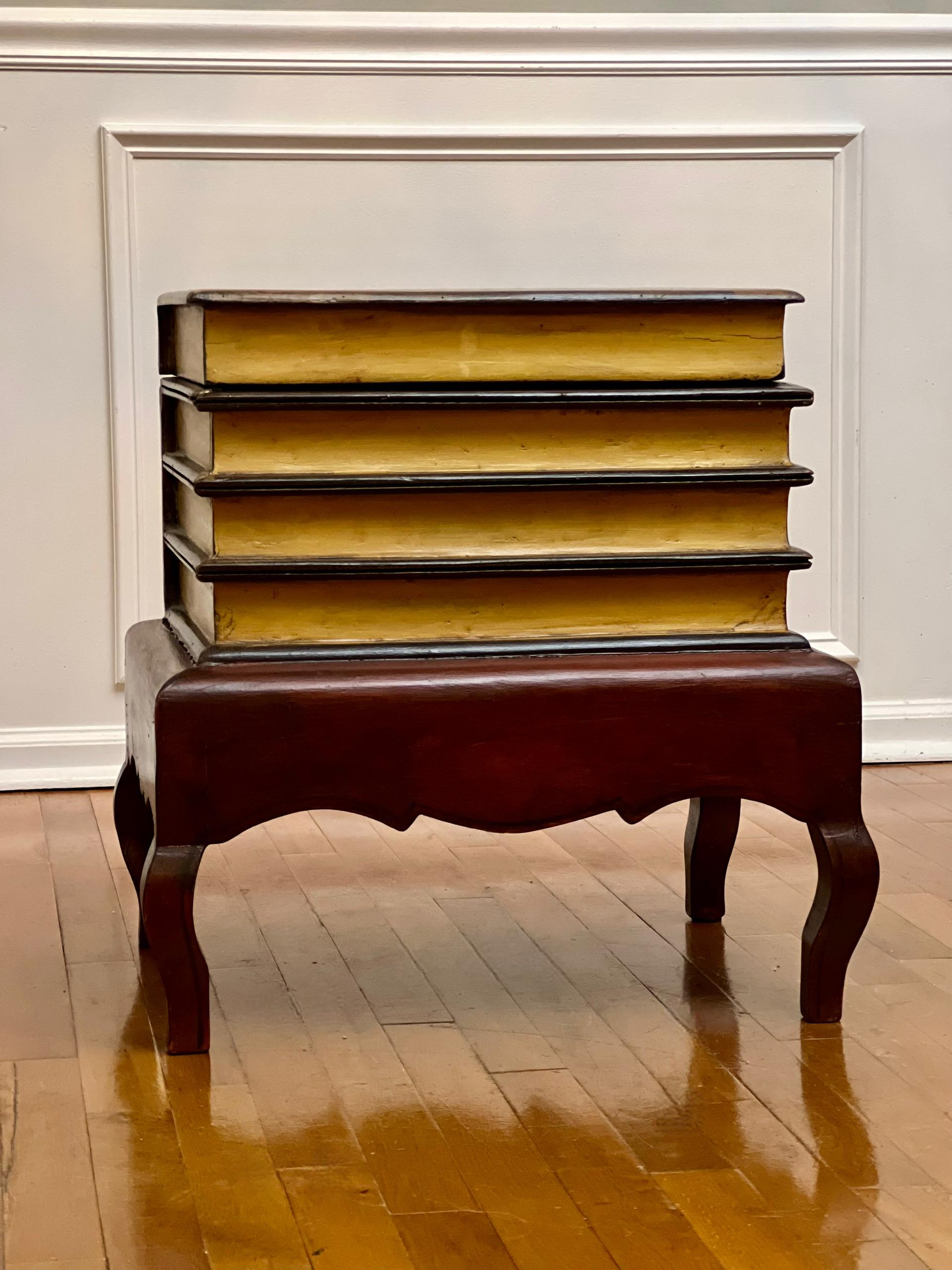 Bois Table en fausses livres du 20e siècle avec peinture de portraits et rangement à relever en vente