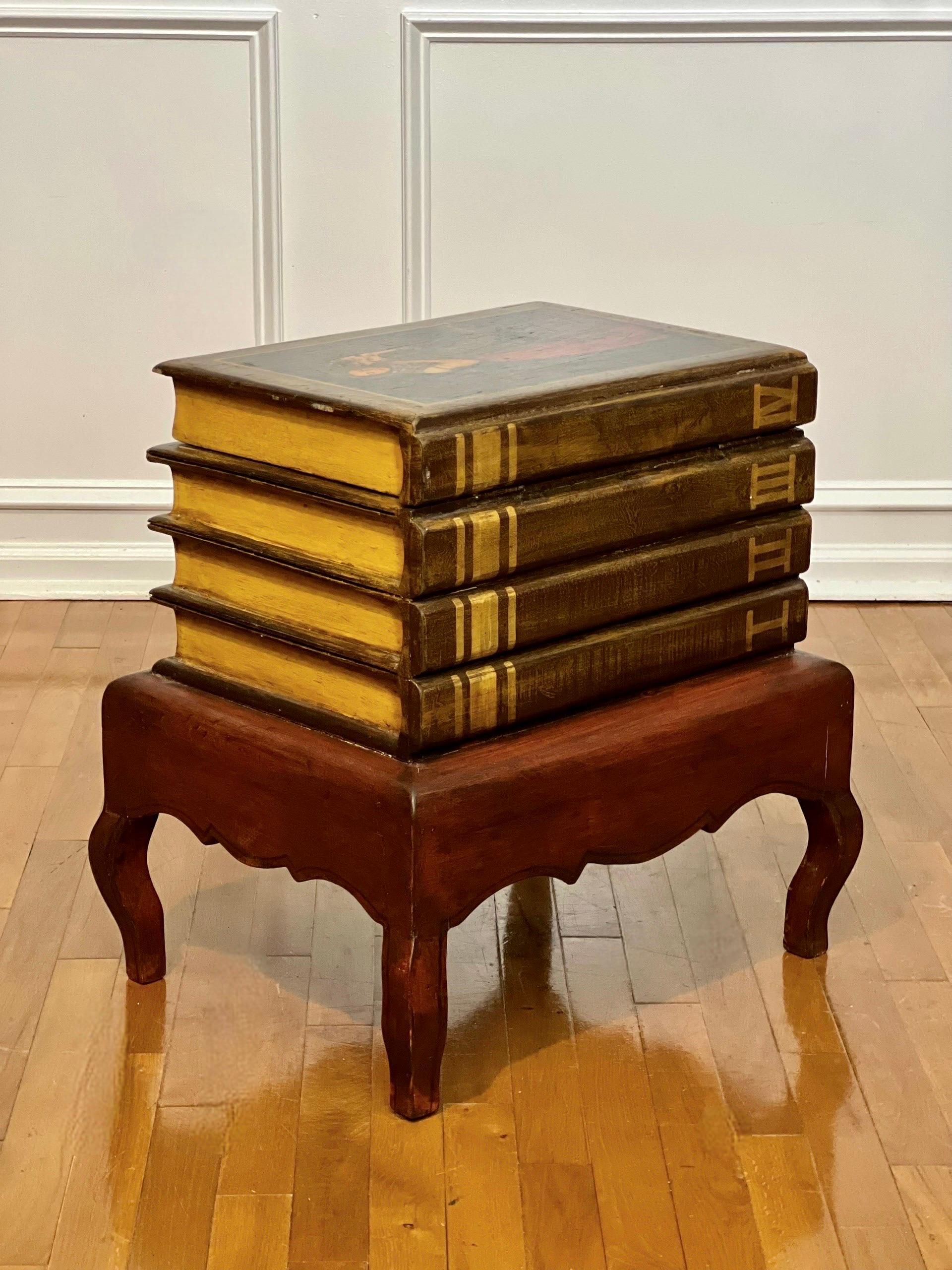 Table en fausses livres du 20e siècle avec peinture de portraits et rangement à relever en vente 1