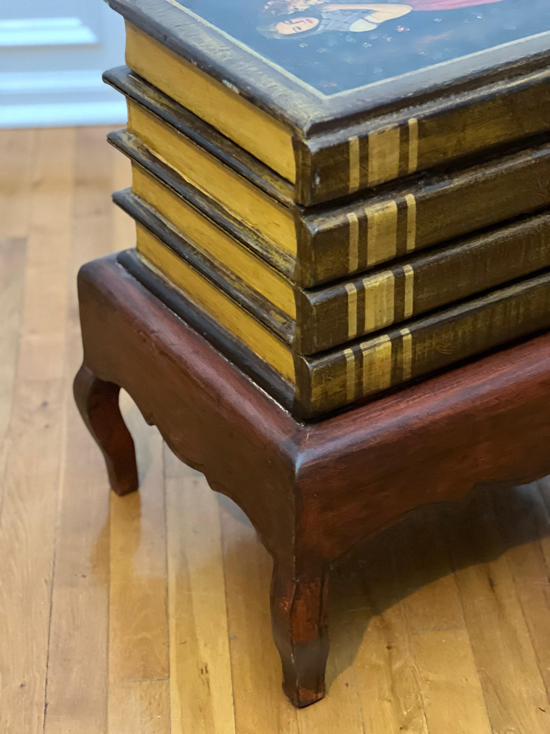 Table en fausses livres du 20e siècle avec peinture de portraits et rangement à relever en vente 3