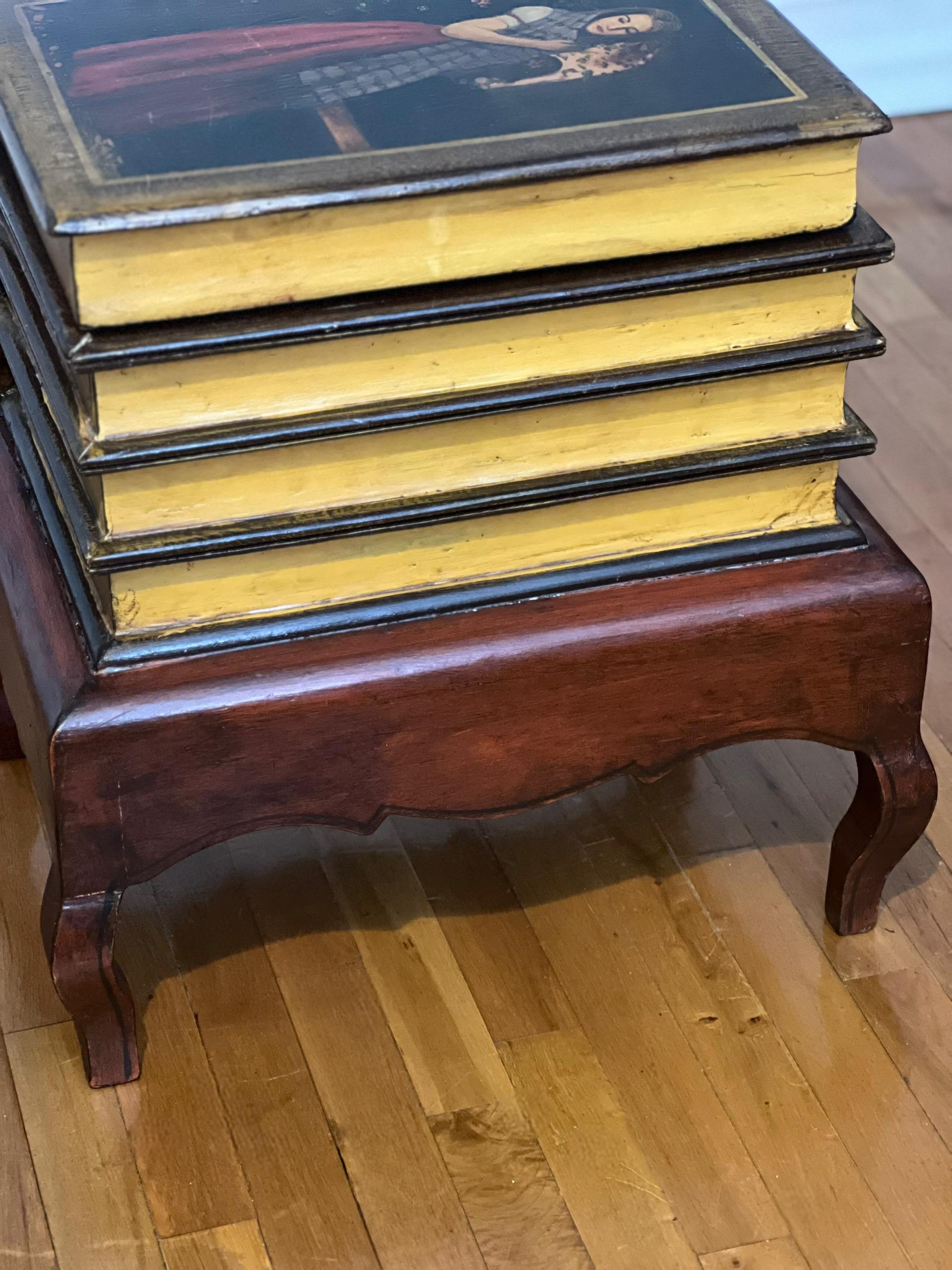 Table en fausses livres du 20e siècle avec peinture de portraits et rangement à relever en vente 4